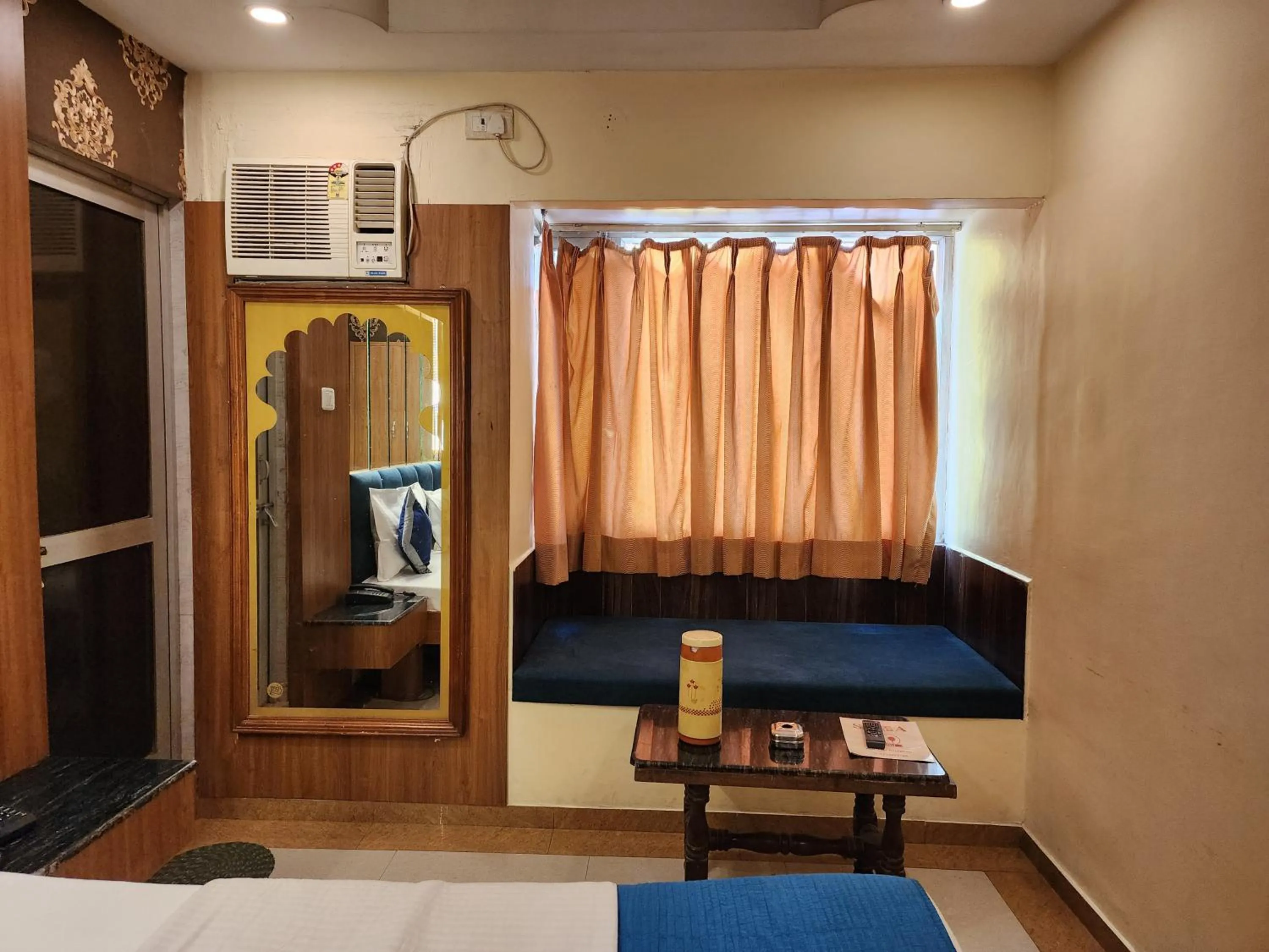 Seating area, Bed in Hotel Savera