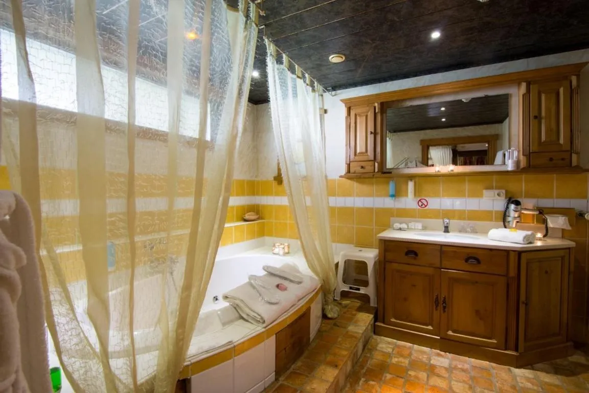 Bathroom in Hotel De Stokerij