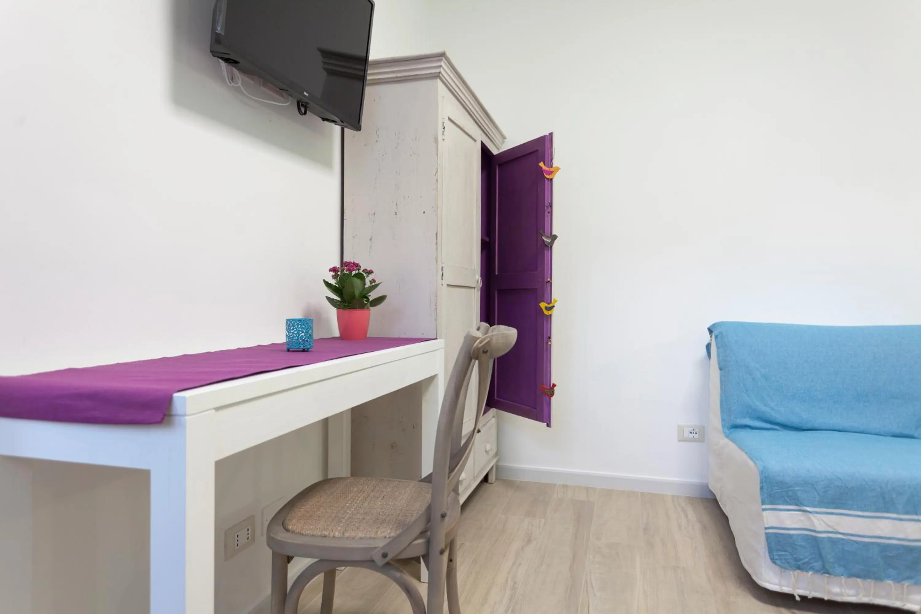 Photo of the whole room in Piazza Marina