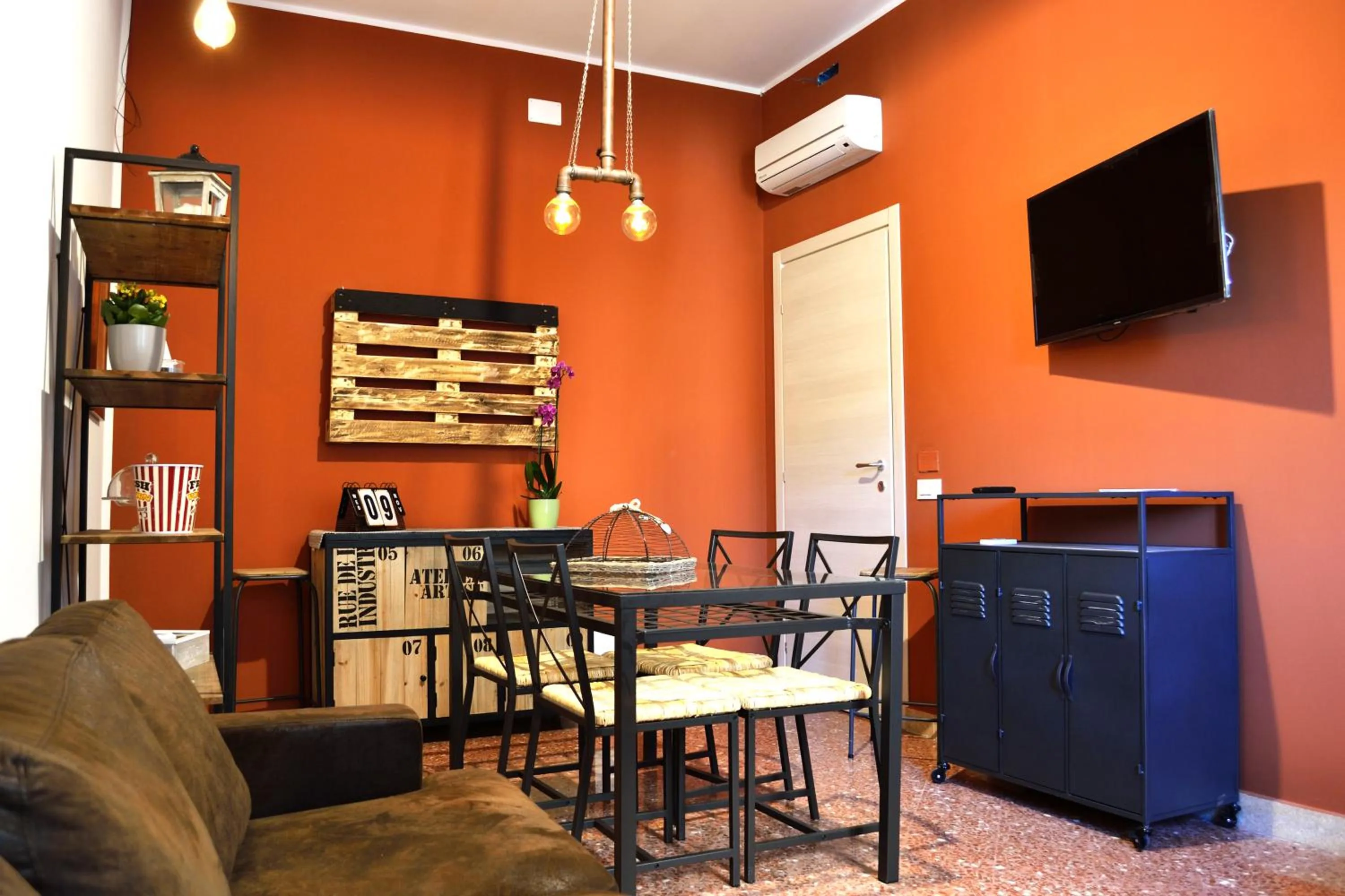 Communal lounge/ TV room in Piazza Marina