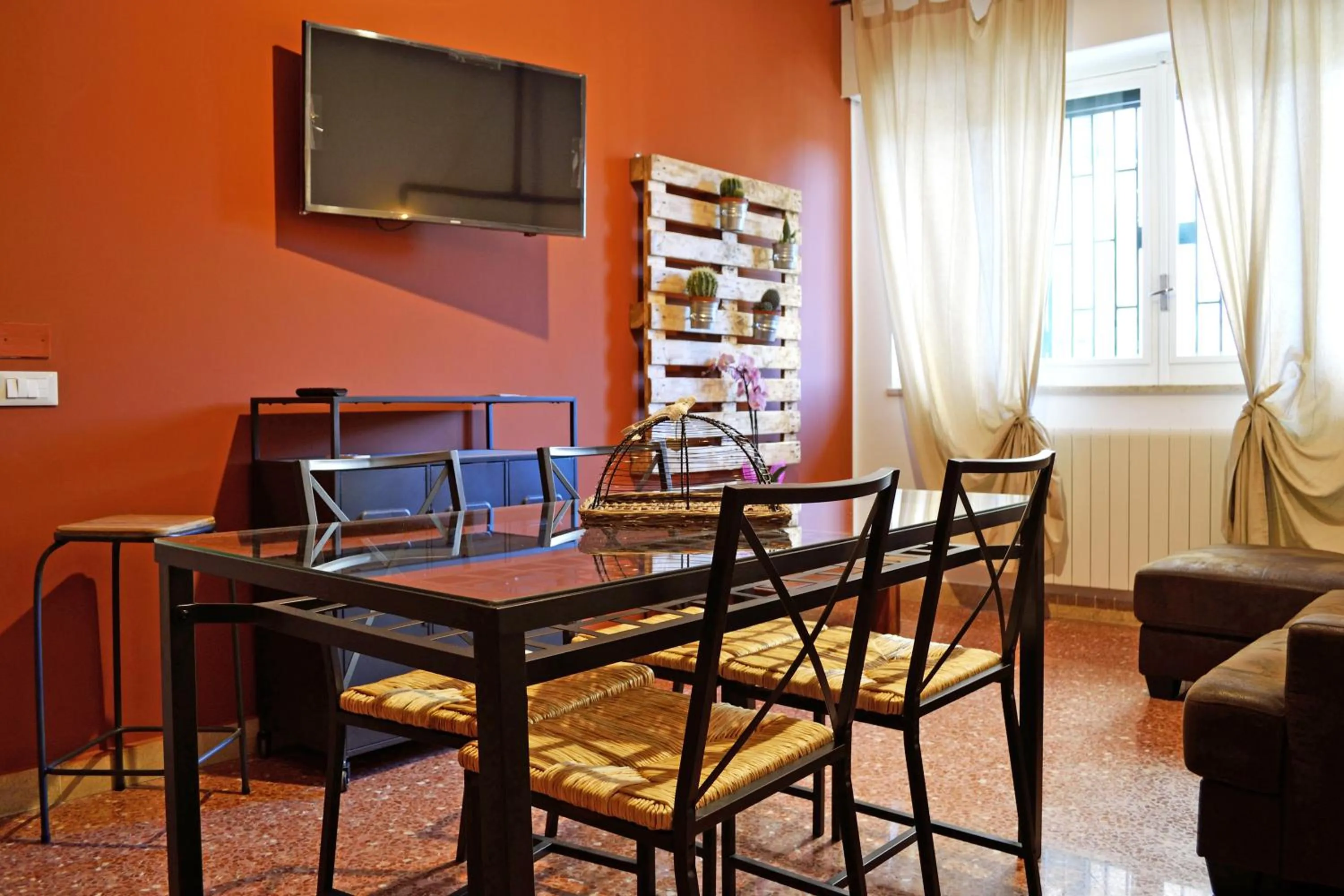 Communal lounge/ TV room in Piazza Marina