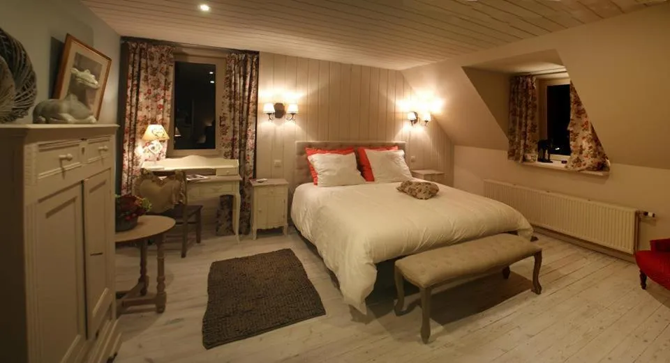 Photo of the whole room, Bed in La Roseraie