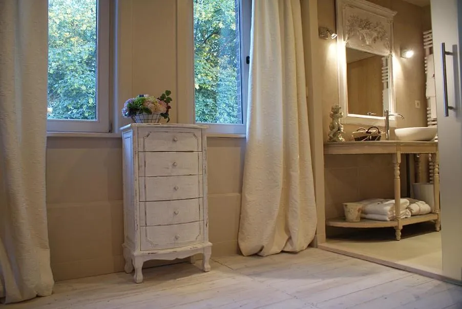 Bathroom in La Roseraie