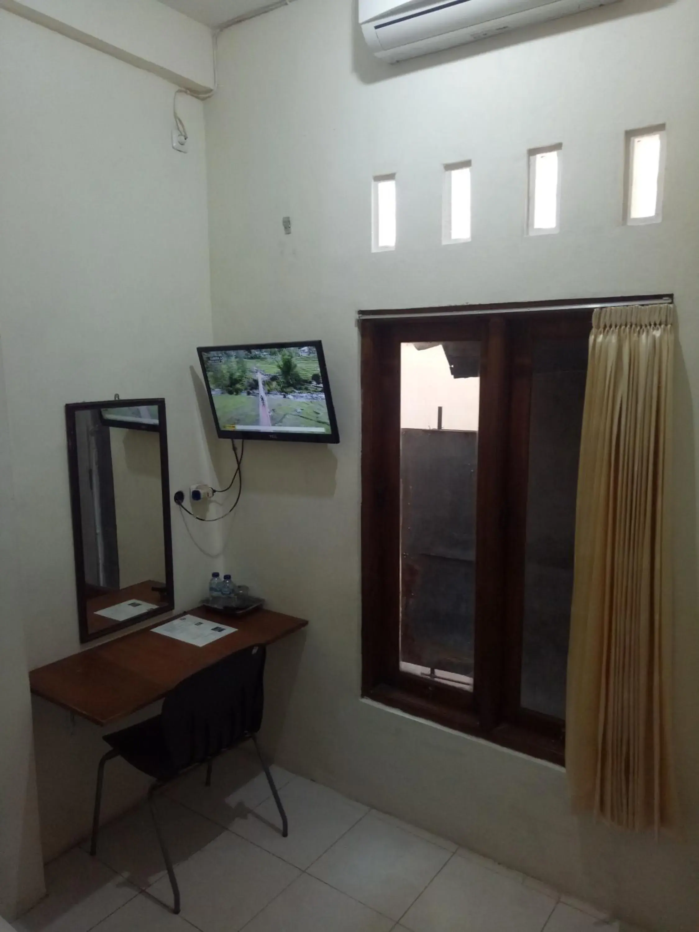 Standard Double Room in Losmen Fadel Malioboro Jogja Standard Double Room in Losmen Fadel Malioboro Jogja