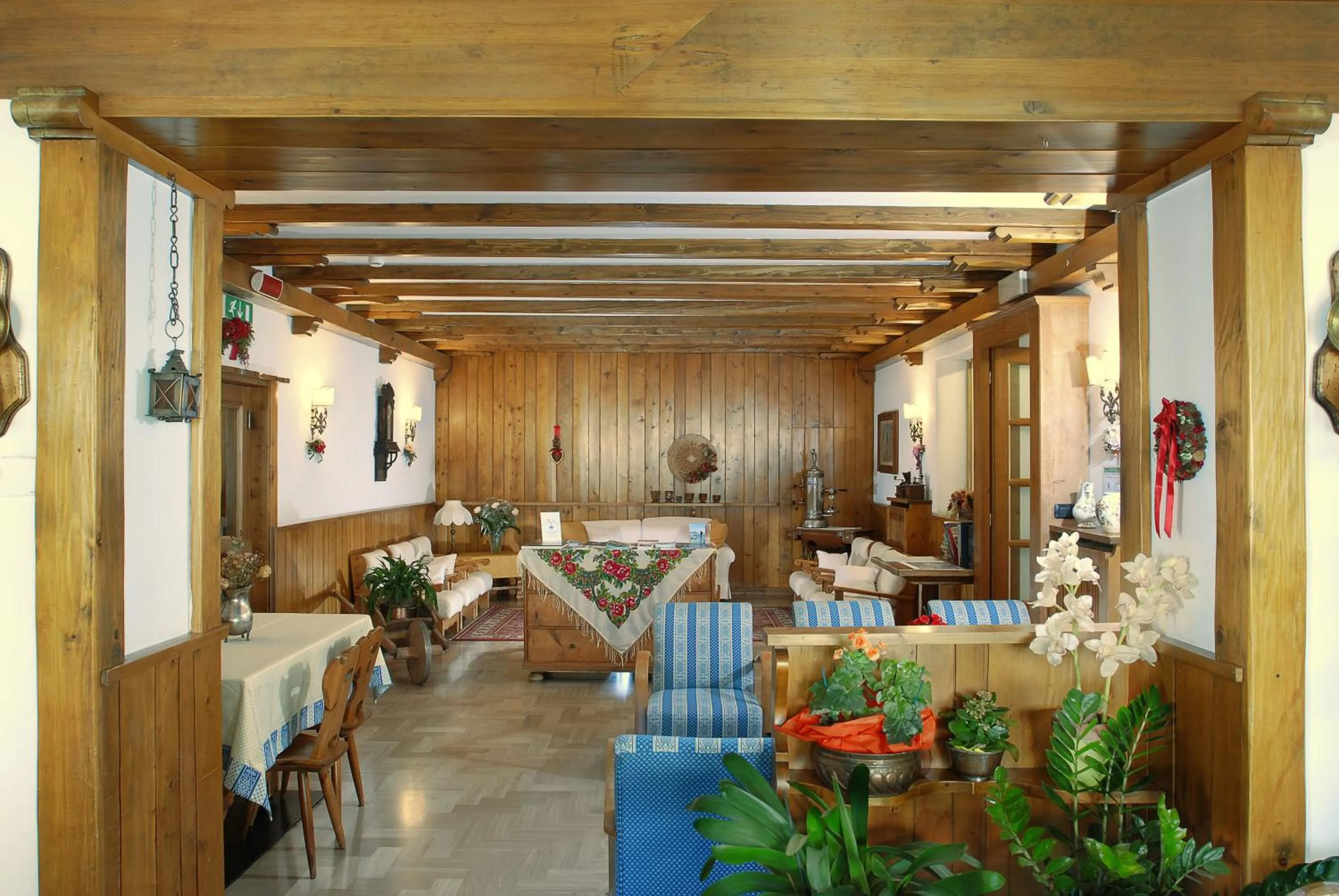 Communal lounge/ TV room in Dolomiti Sport Hotel