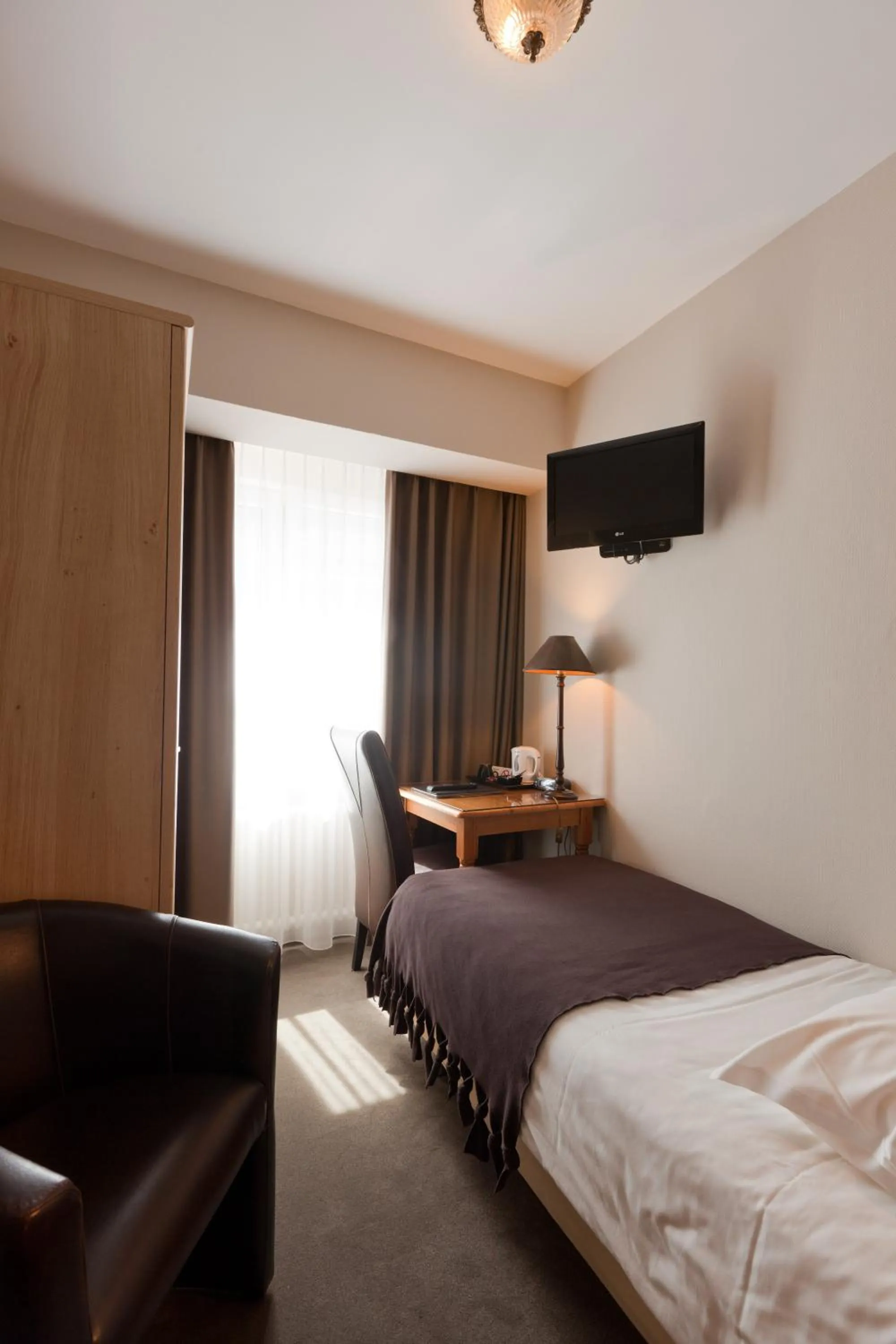 Photo of the whole room, Bed in Hotel De Hofkamers