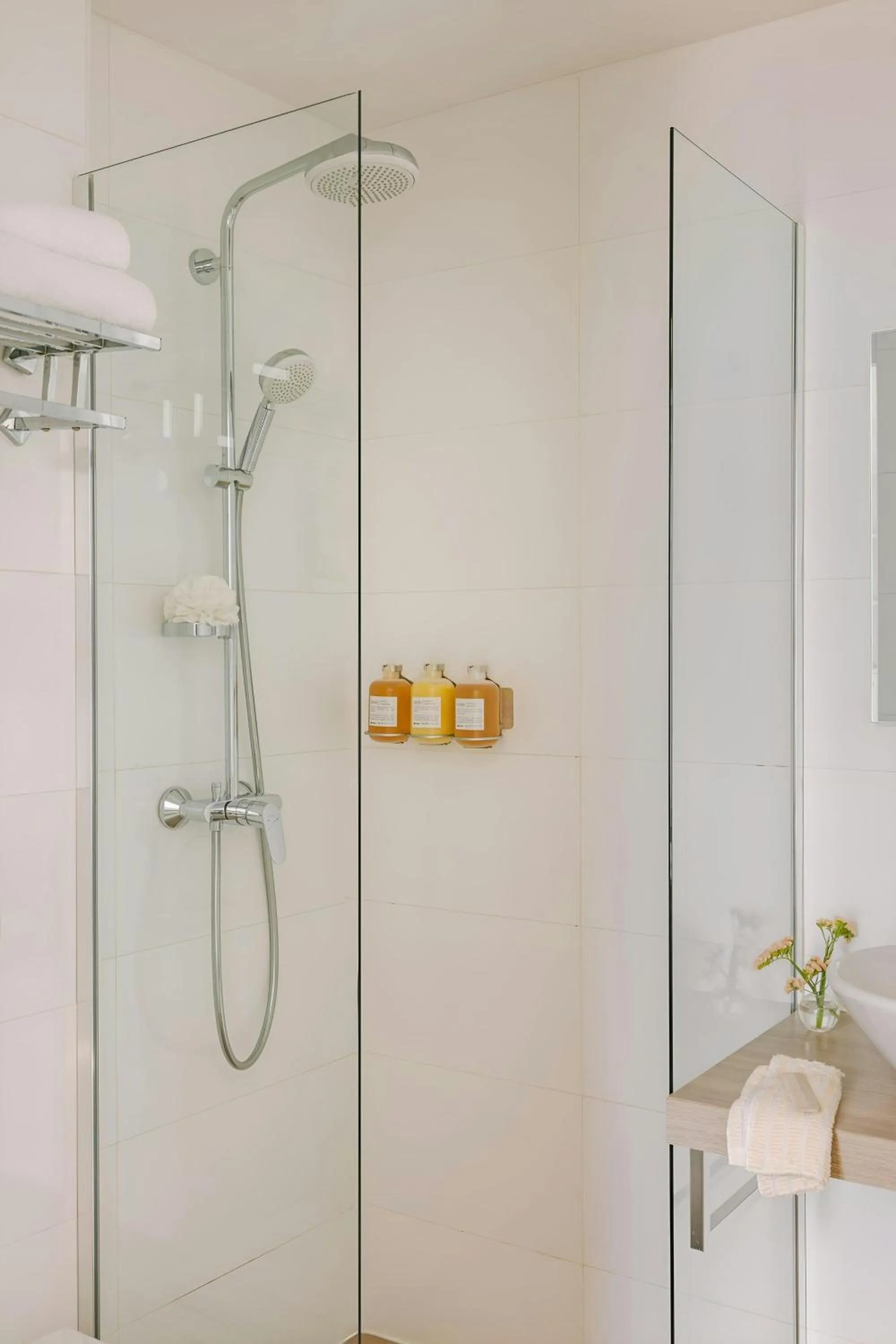 Bathroom in Yelo Belle Epoque Hotel Centre Ville, Sonder by Marriott Bonvoy