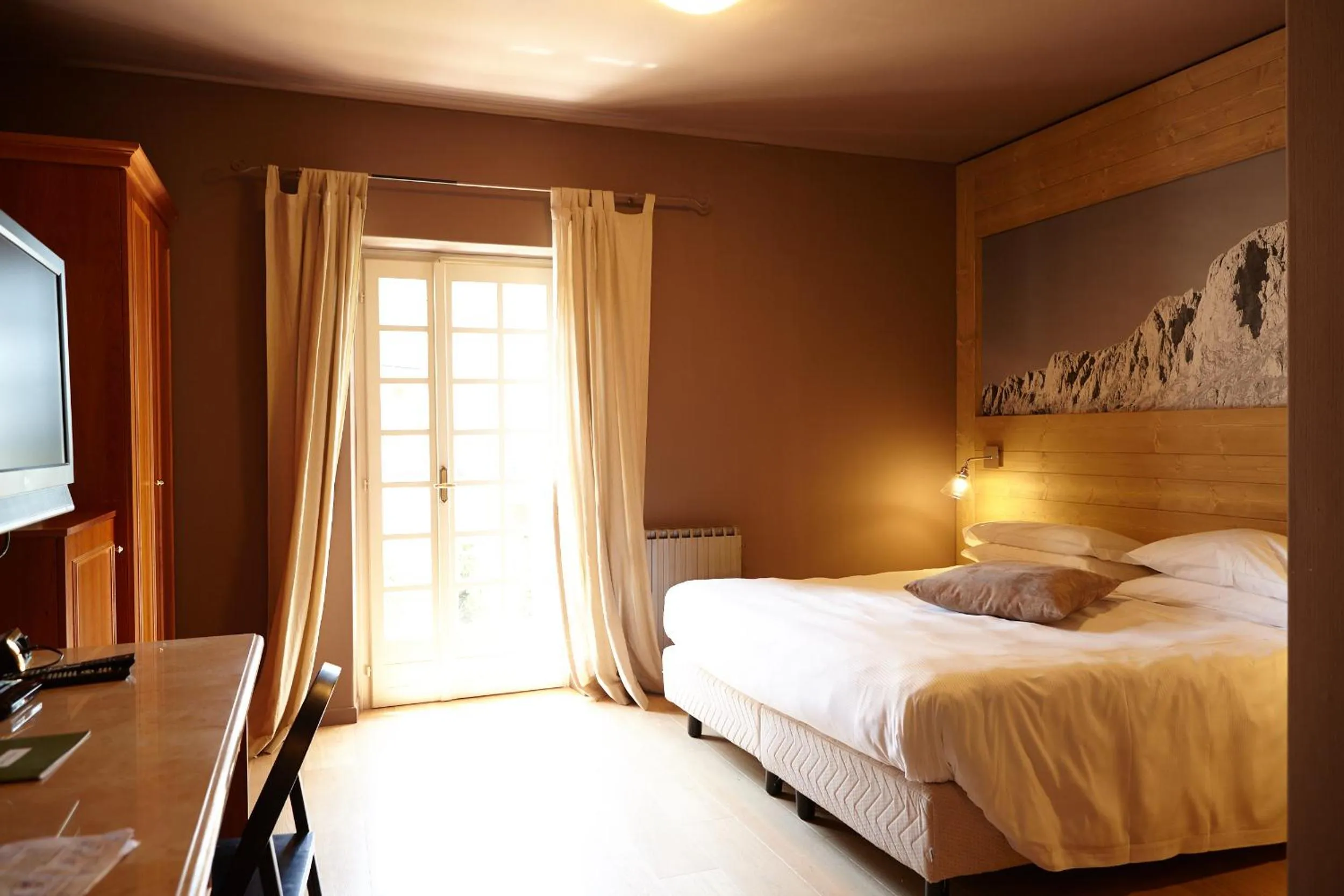 Bathroom, Bed in Lo Chalet