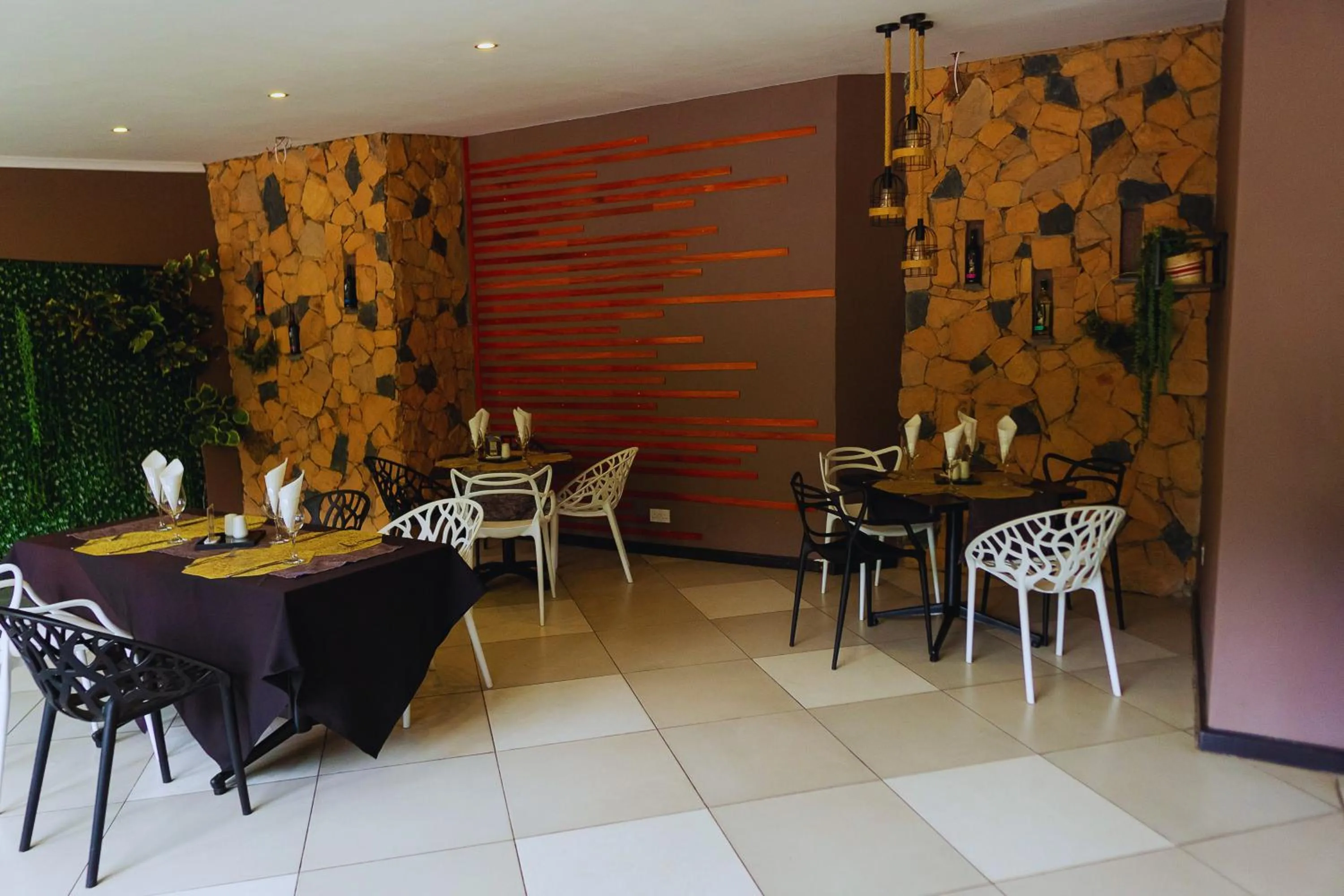 Restaurant/places to eat in Casa Mia Lodge & Restaurant