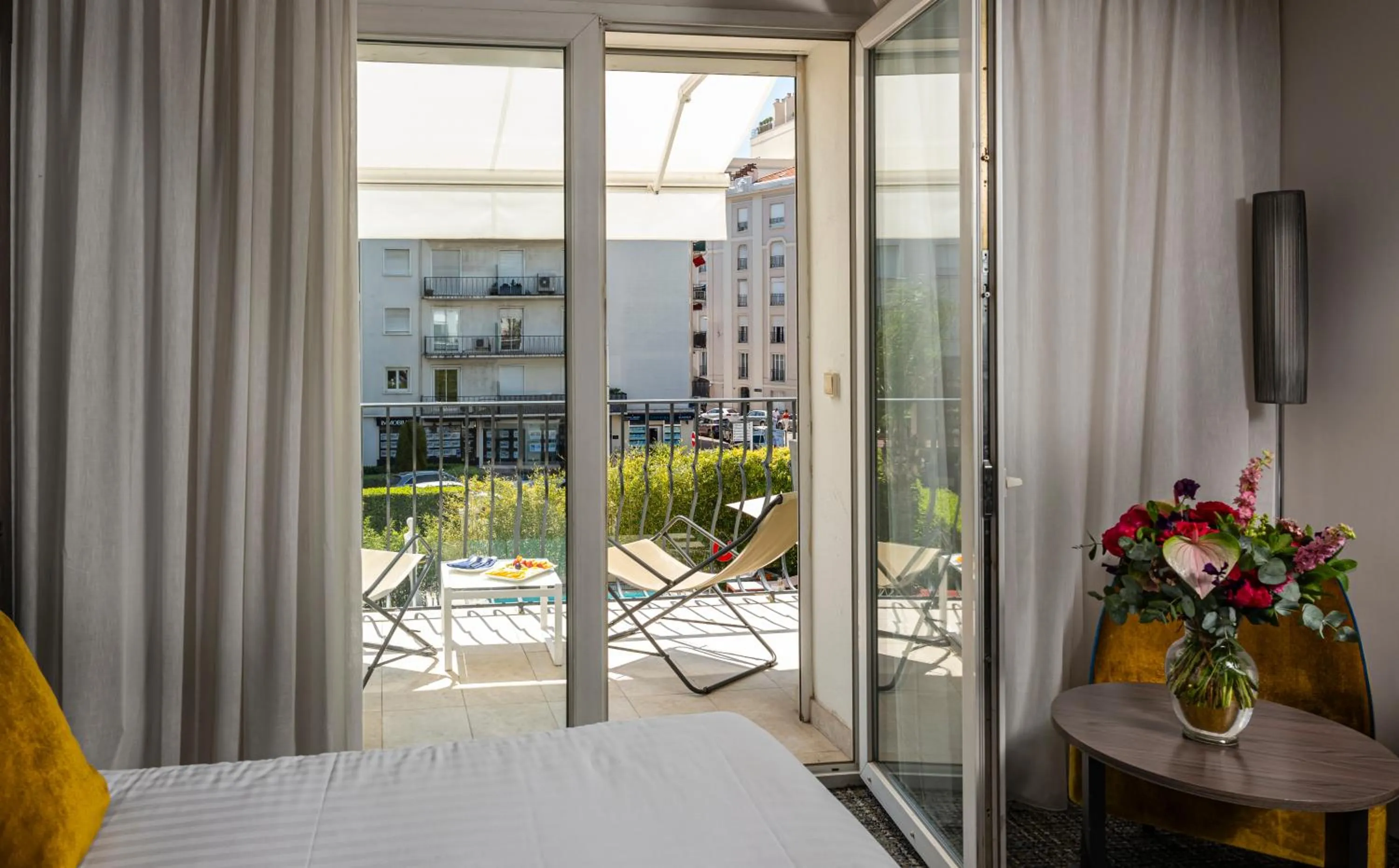 Patio, Bed in Hôtel Le Canberra