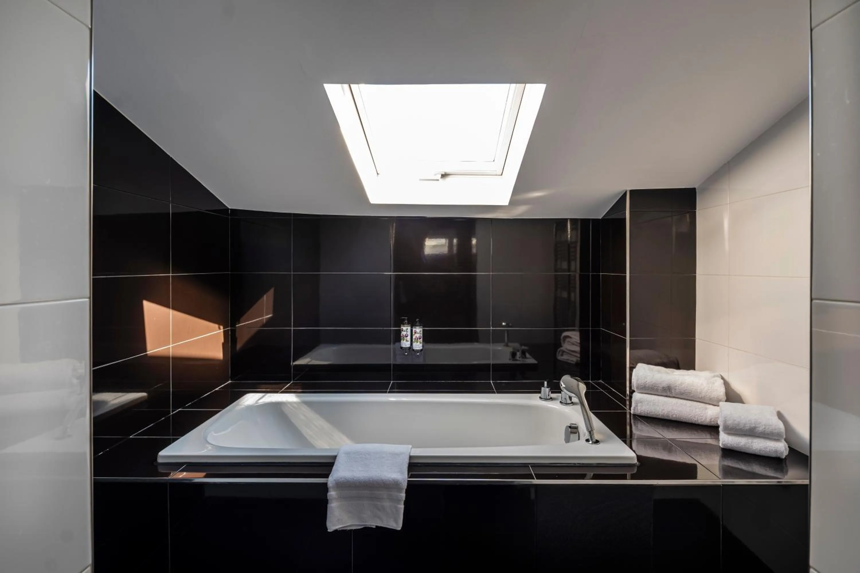 Bath in Hôtel Le Canberra