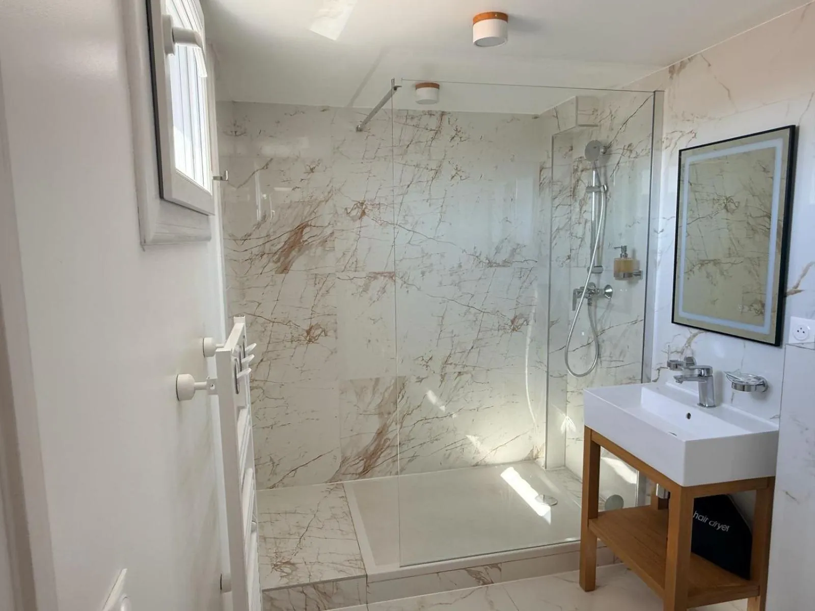 Shower in Hôtel P.L.M.