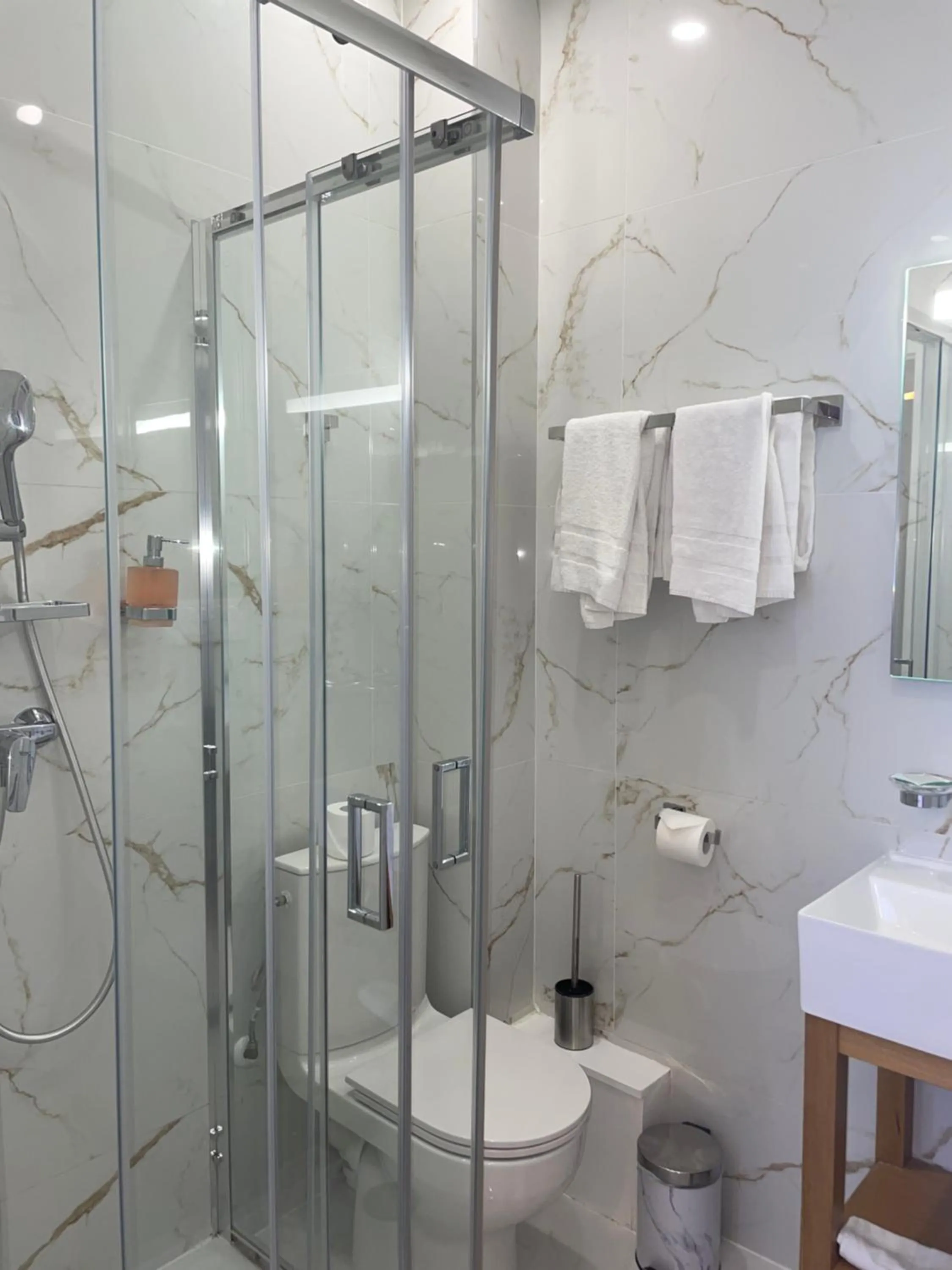 Shower in Hôtel P.L.M.