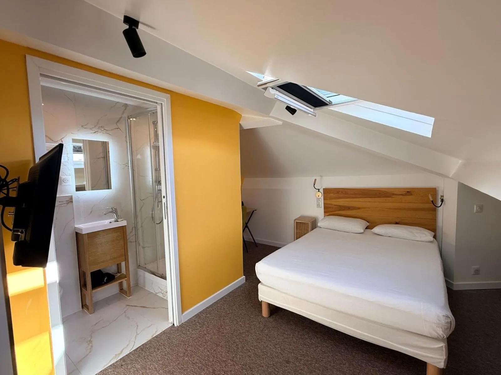 Bed in Hôtel P.L.M.