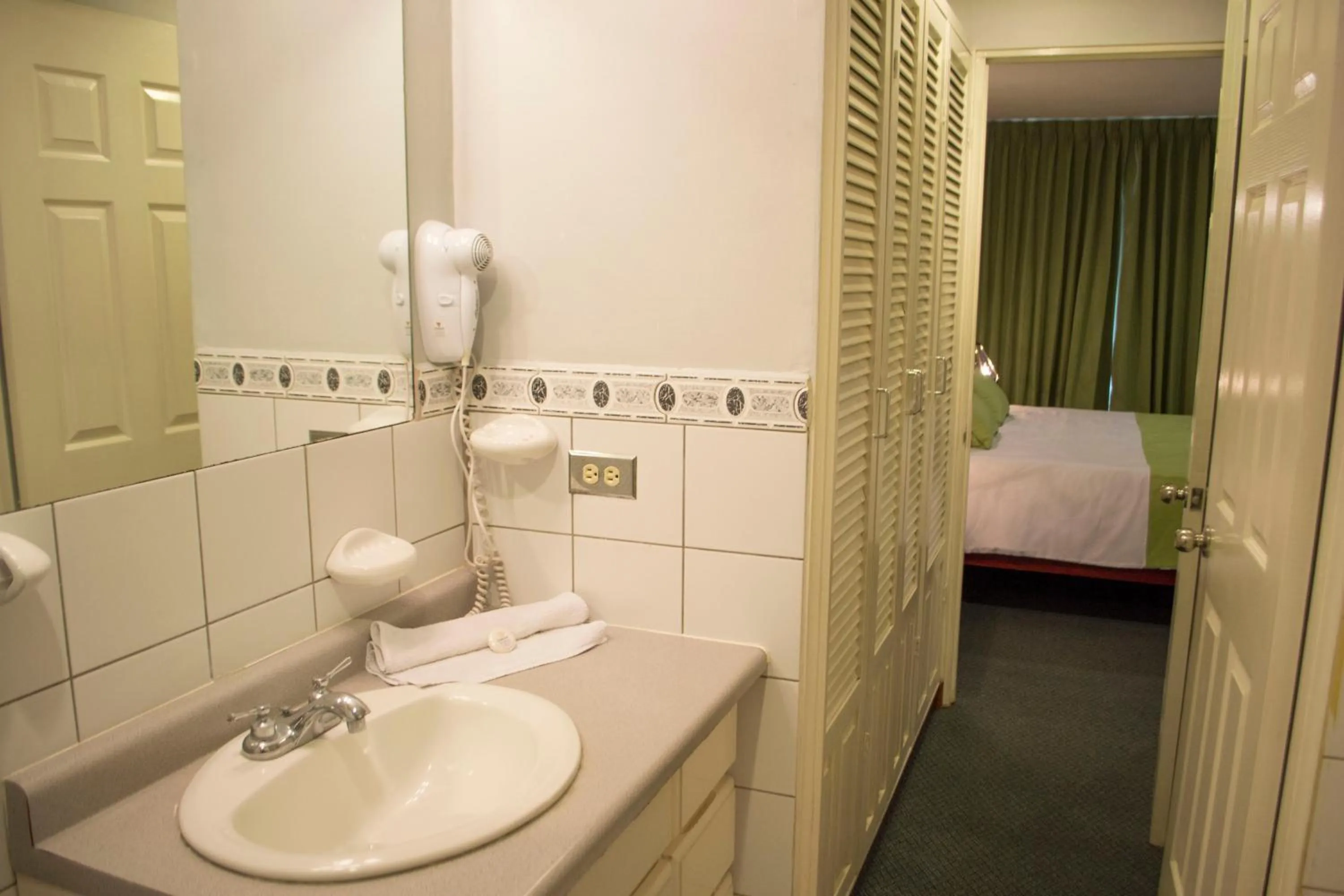 Bathroom, Bed in Apartotel Tairona