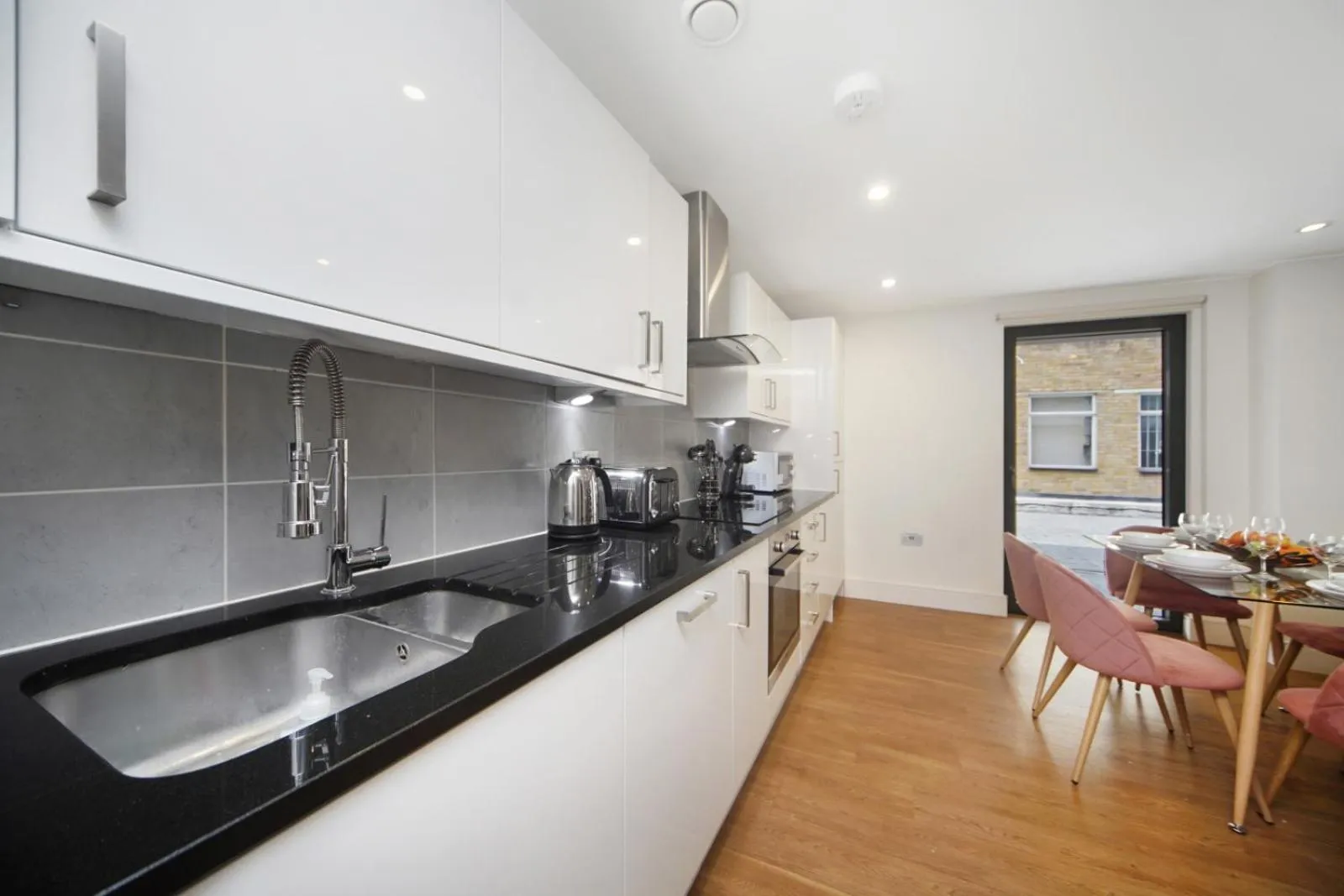 Kitchen or kitchenette in Modern Apartments in Bayswater Central London FREE WIFI & AIRCON by City Stay Aparts London