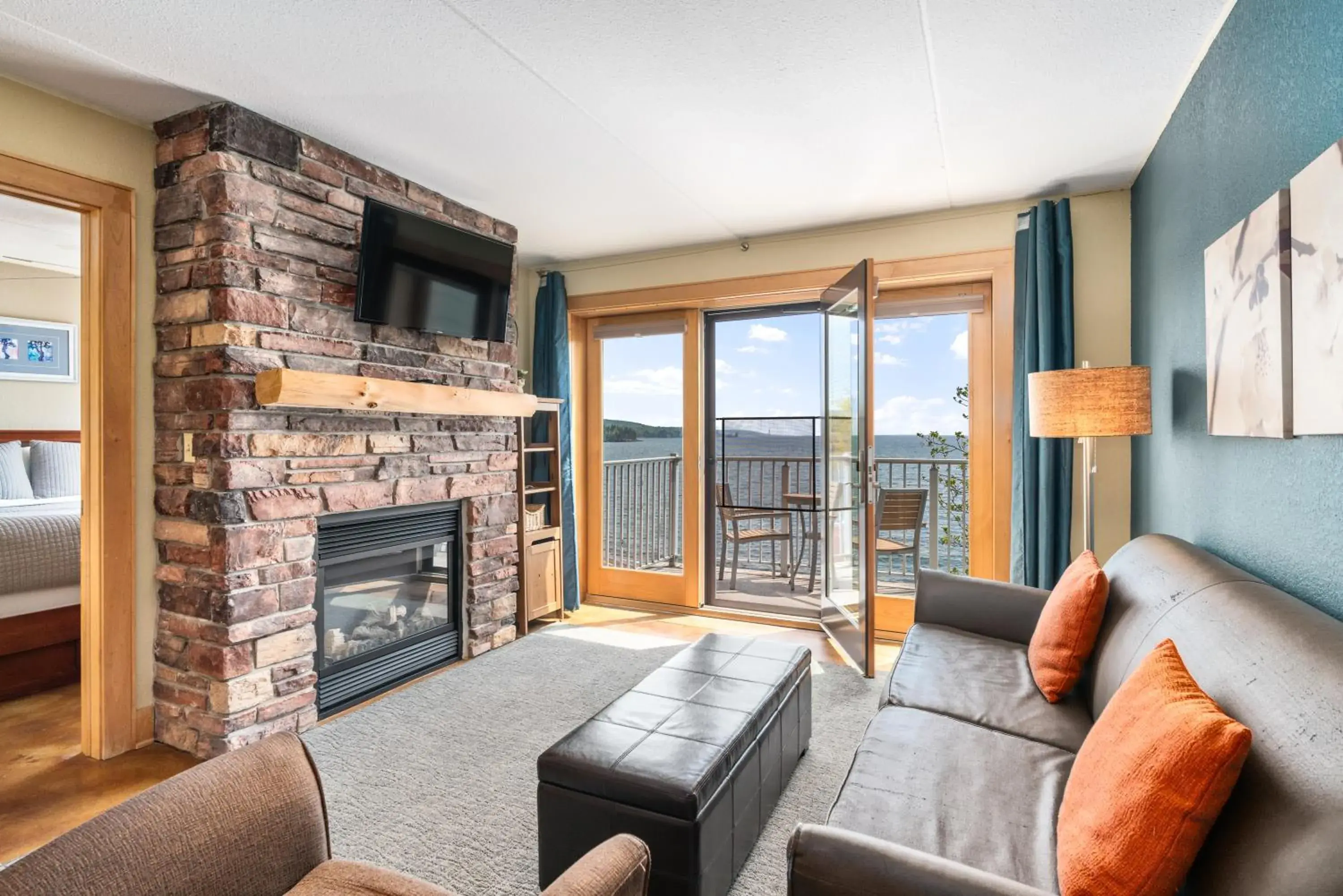 One-Bedroom Lakeside Suite in East Bay Suites One-Bedroom Lakeside Suite in East Bay Suites