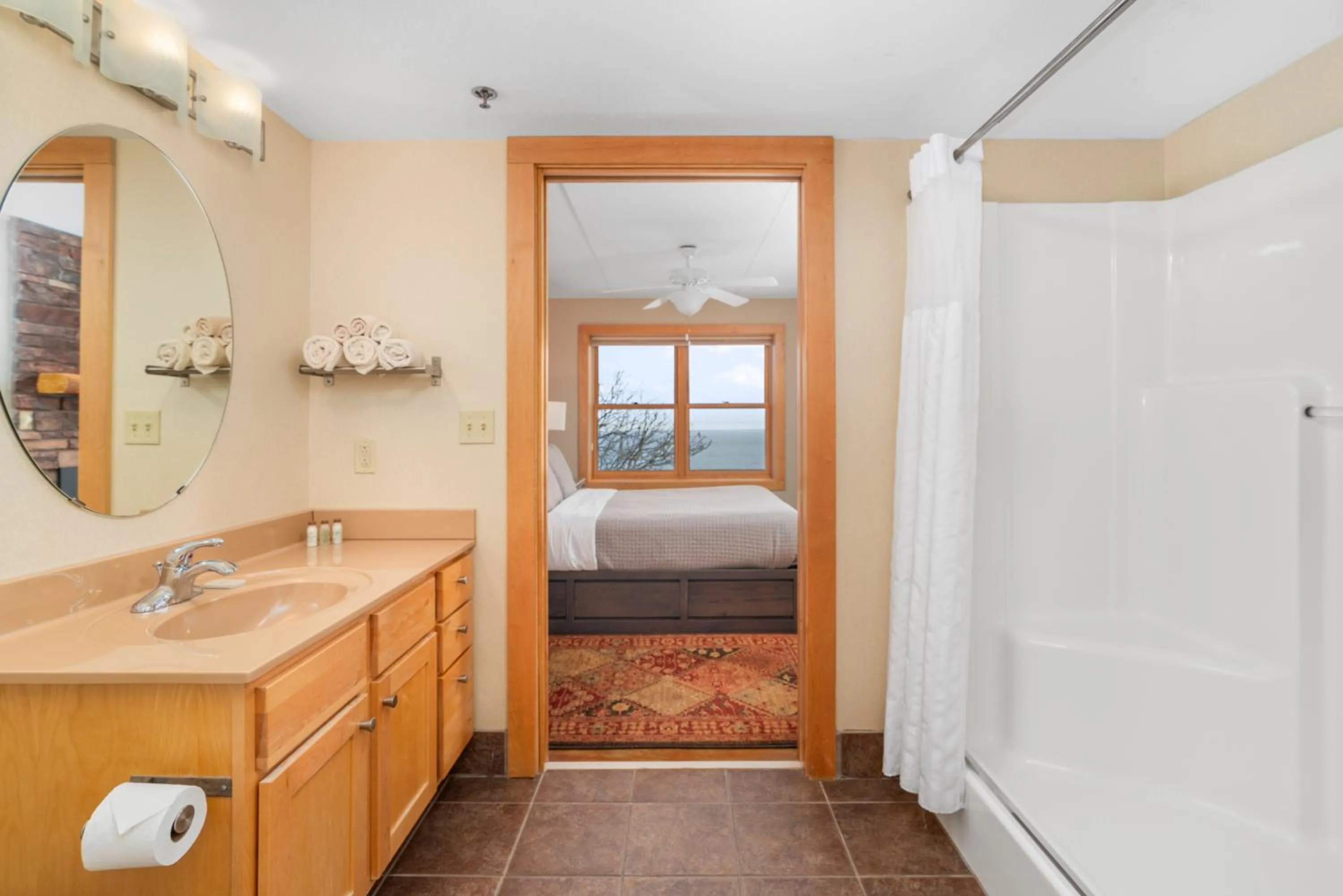 Bathroom, Bed in East Bay Suites