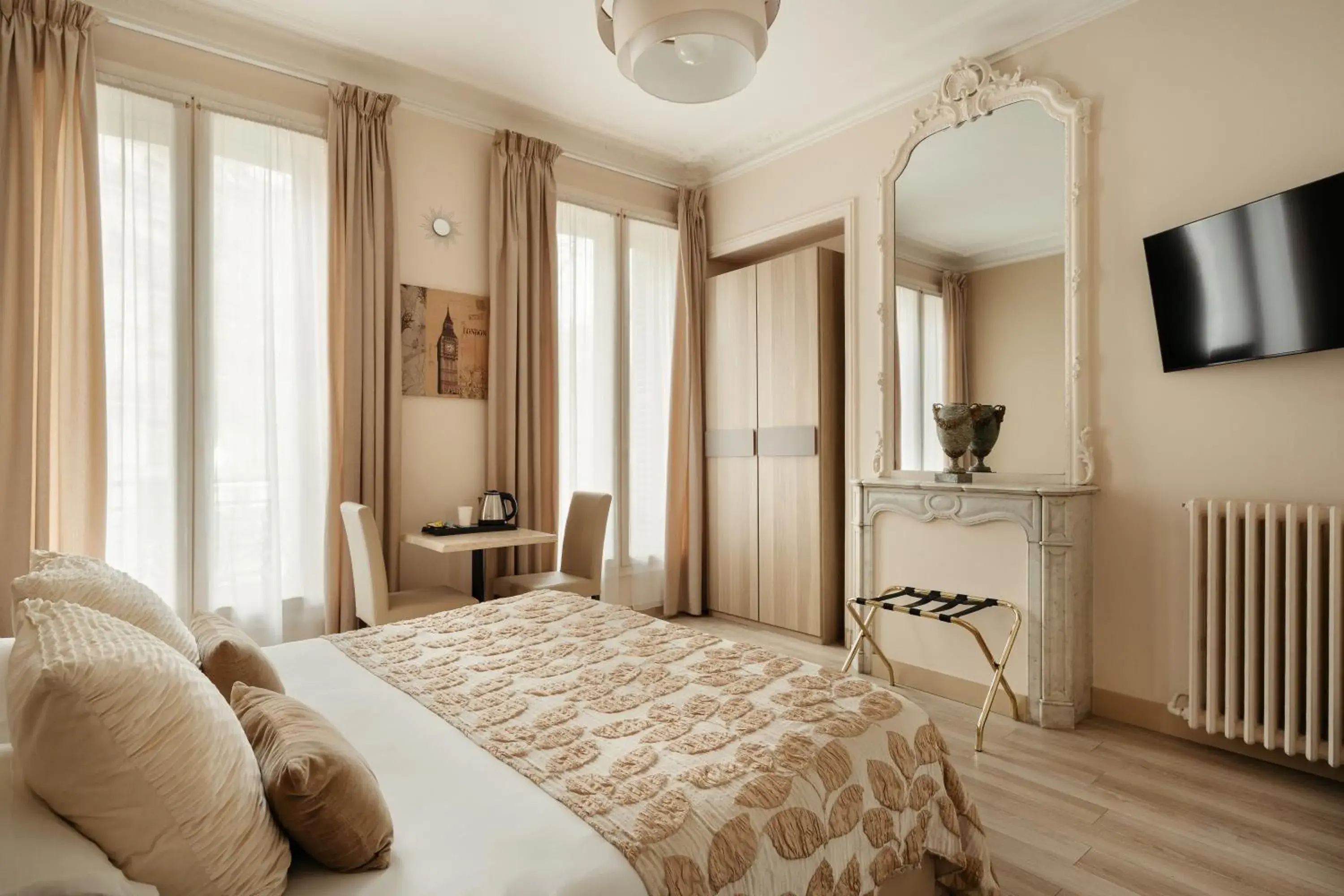 Superior King or Twin Room in Hôtel d'Argenson Superior King or Twin Room in Hôtel d'Argenson