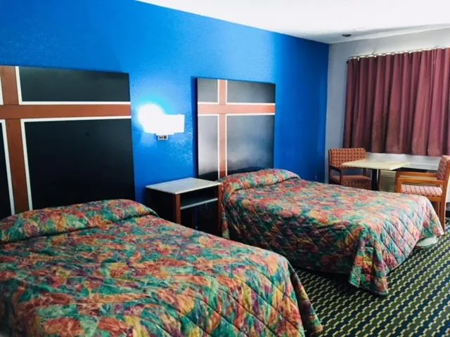 Bedroom, Bed in Fulton Inn