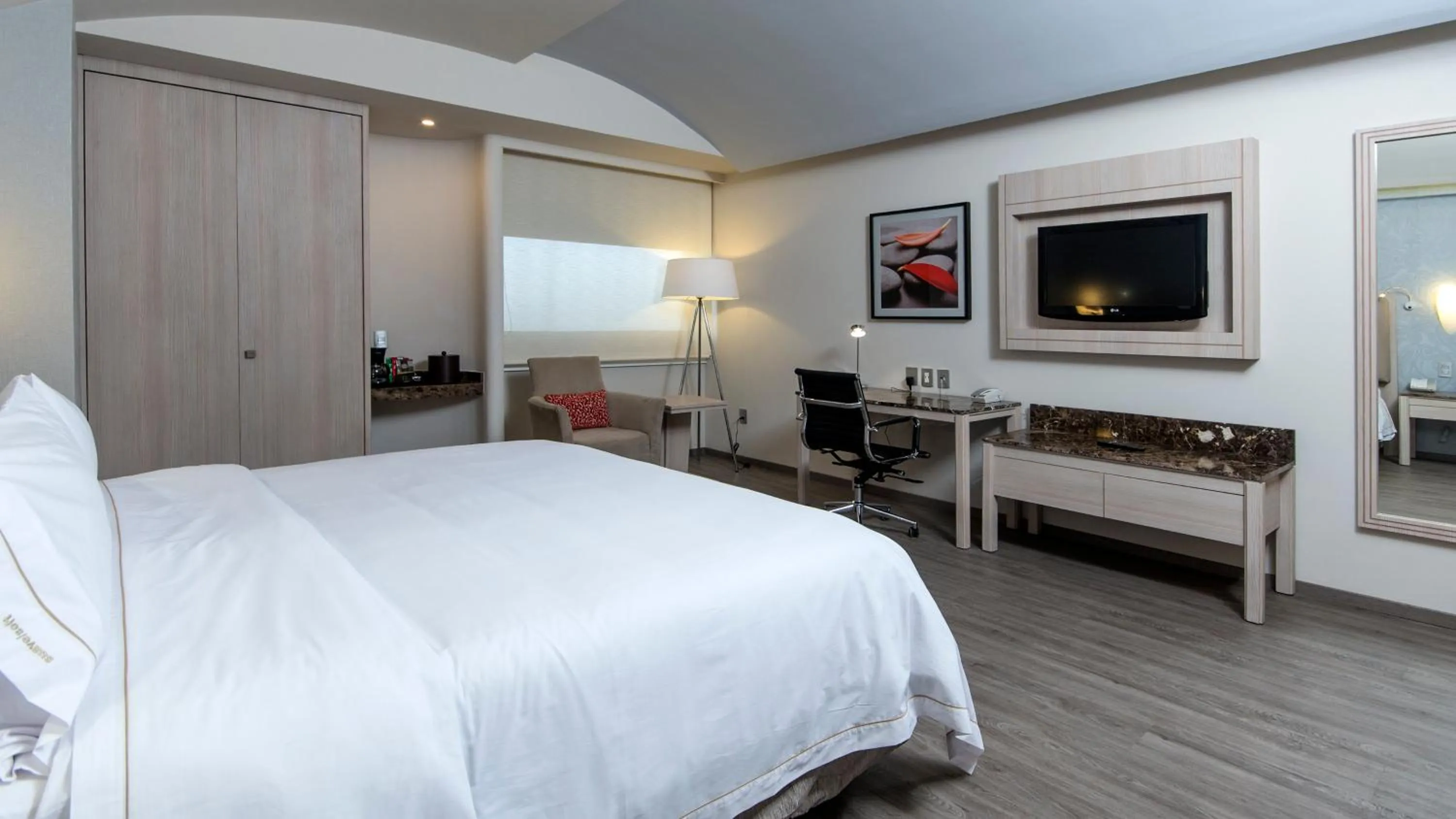 Photo of the whole room, Bed in Holiday Inn Express Mexico- Toreo by IHG