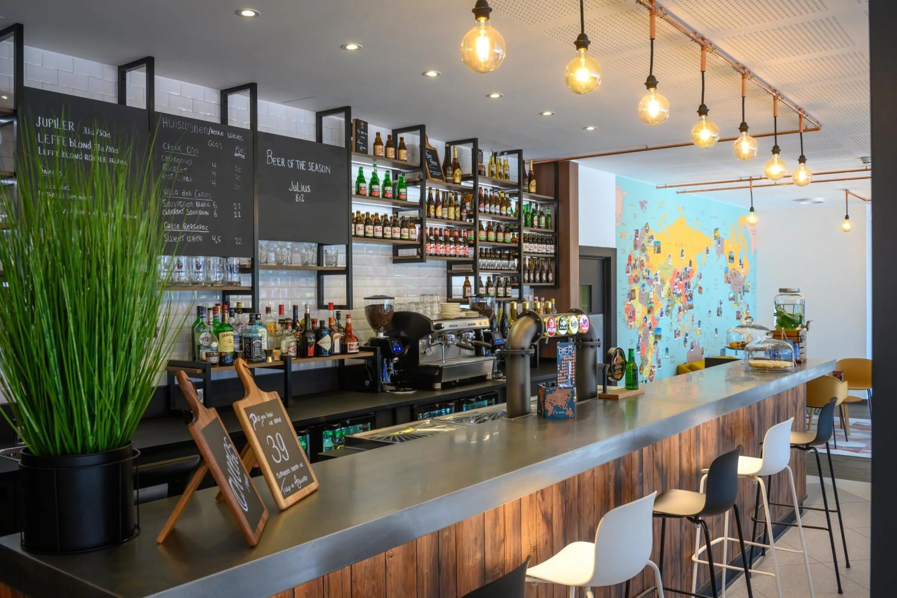 Lounge or bar in Tulip Inn Antwerpen