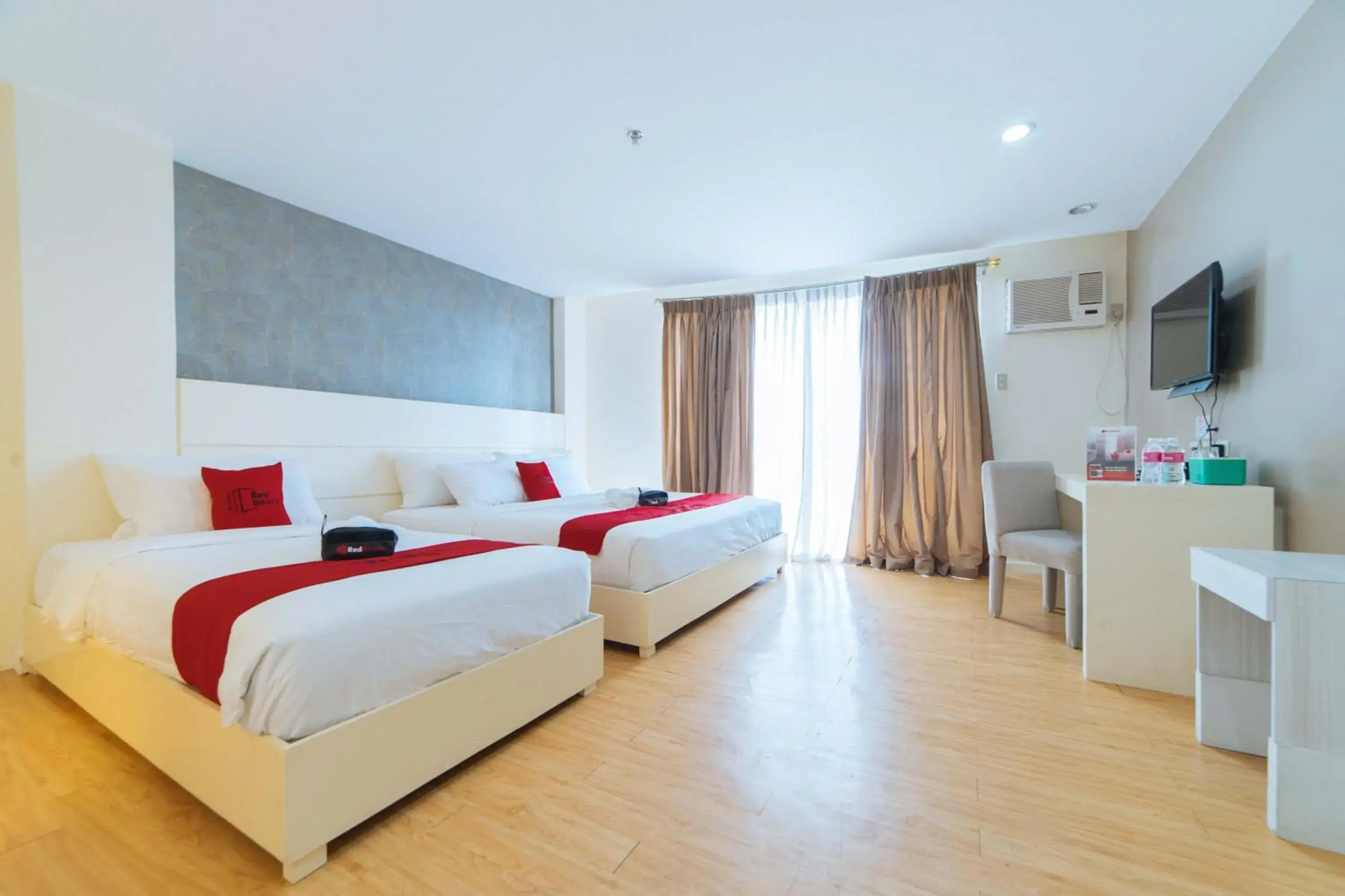 Family Room in RedDoorz Plus at Hotel Metro Kalibo Family Room in RedDoorz Plus at Hotel Metro Kalibo