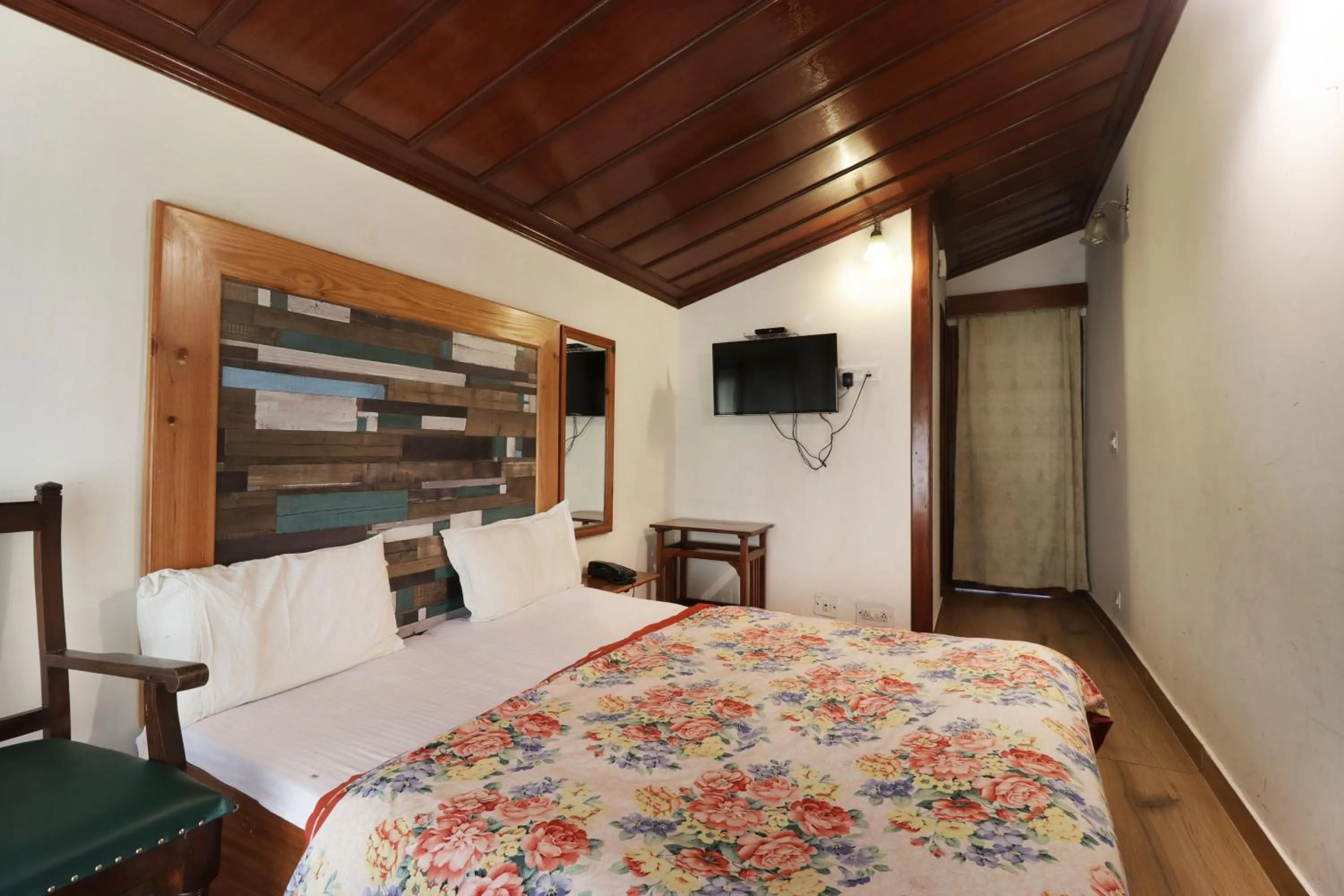 Bed in Hotel Himalayan Club