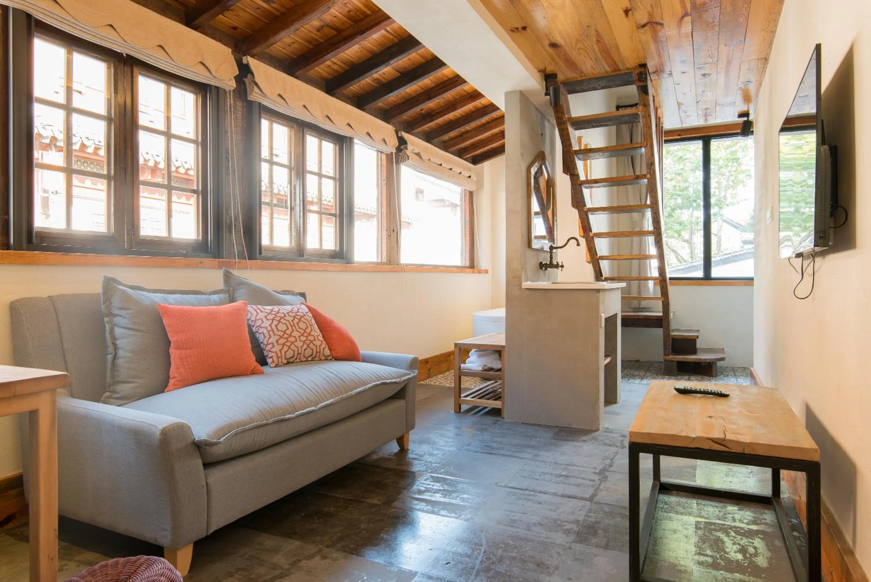 Photo of the whole room in Youxiake Canal Hotel Hangzhou