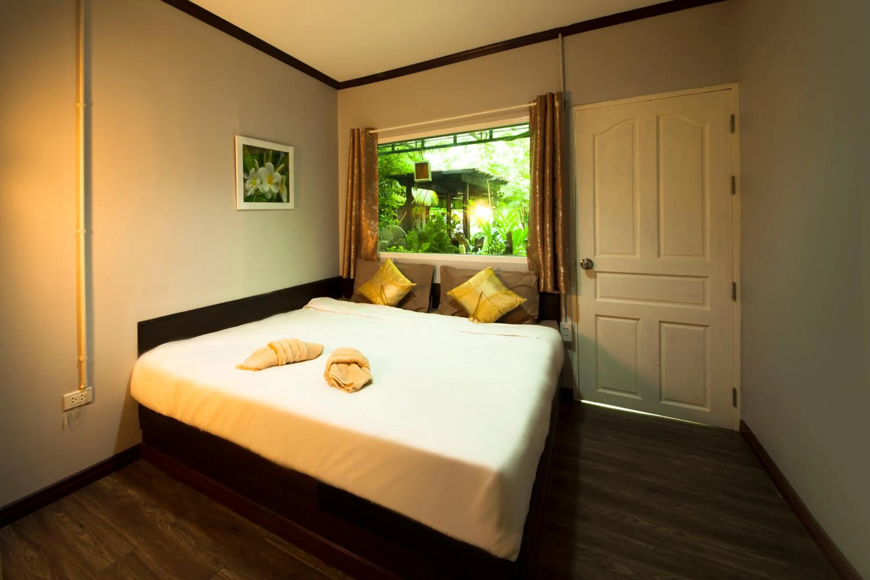 Photo of the whole room, Bed in Hatthatara Resort