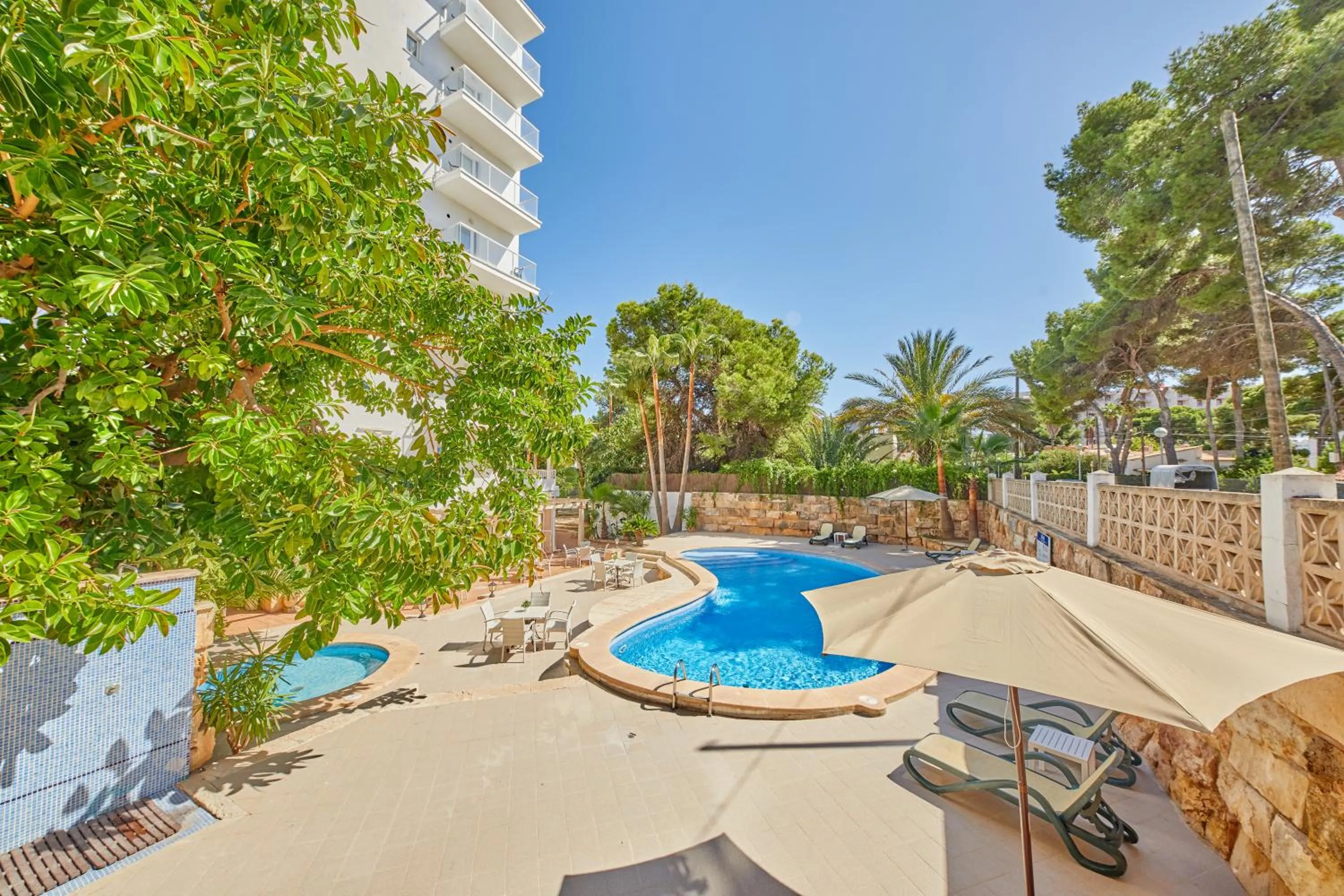 Swimming pool in Apartamentos Ben-Hur