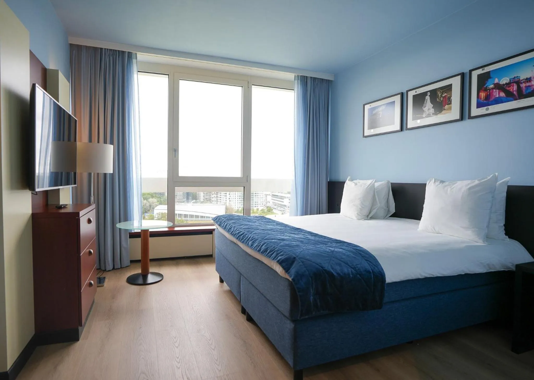 Photo of the whole room, Bed in Crowne Plaza Antwerpen by IHG