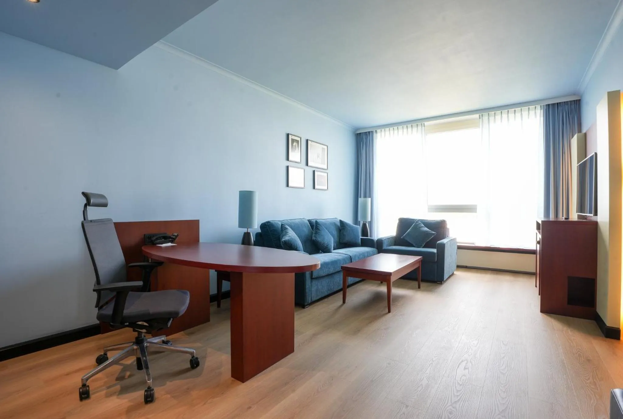 Bedroom in Crowne Plaza Antwerpen by IHG