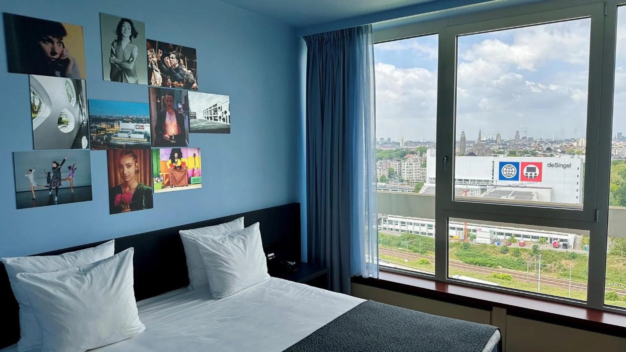 Bedroom, Bed in Crowne Plaza Antwerpen by IHG