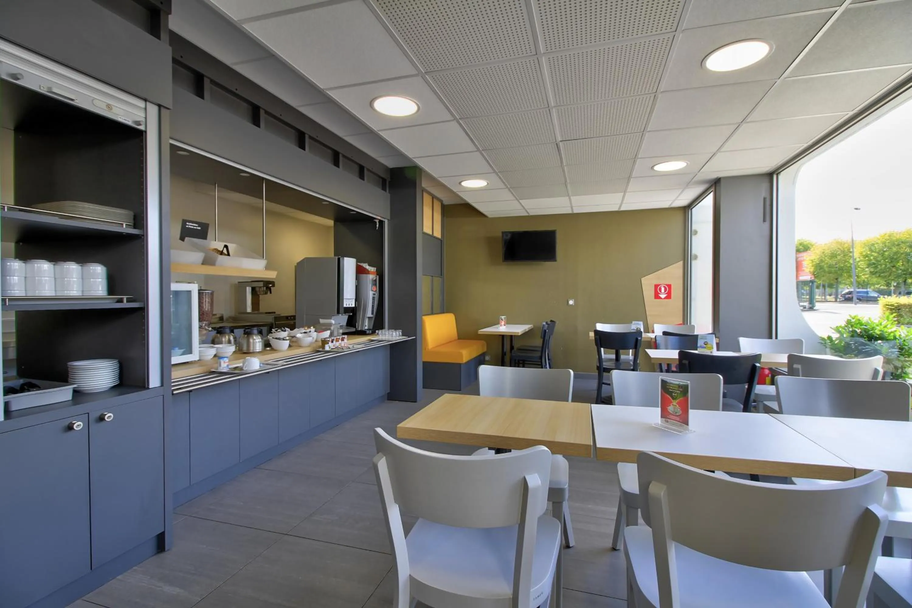 Buffet breakfast in B&B HOTEL Beaune Sud 1 Palais des Congrès