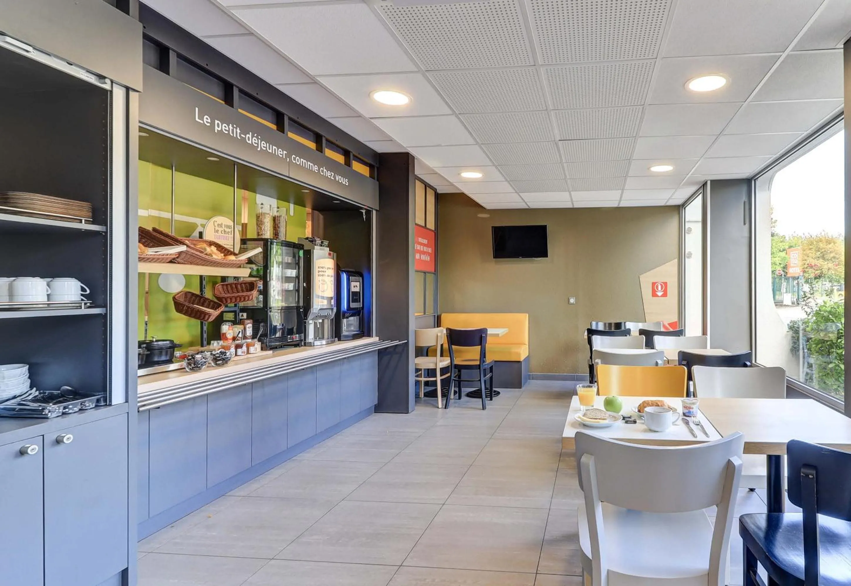 Buffet breakfast in B&B HOTEL Beaune Sud 1 Palais des Congrès