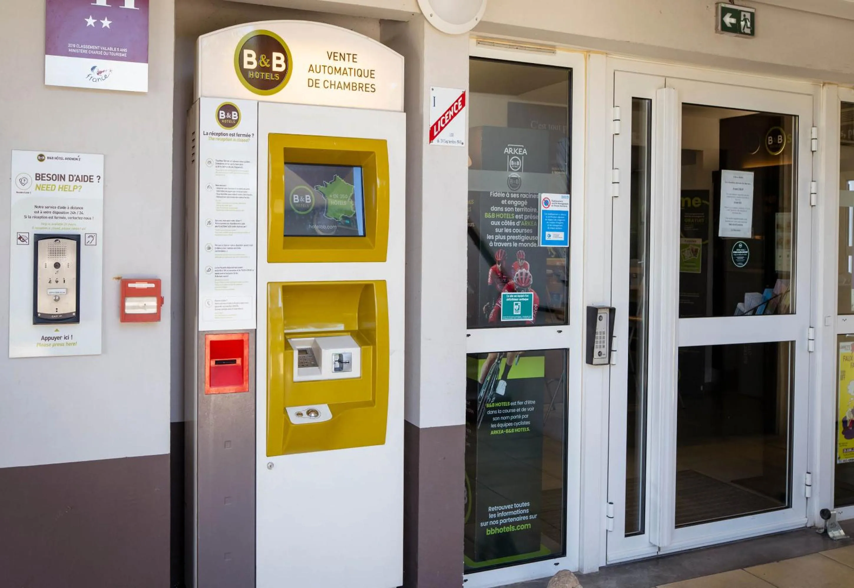 Facade/entrance in B&B HOTEL Avignon 1