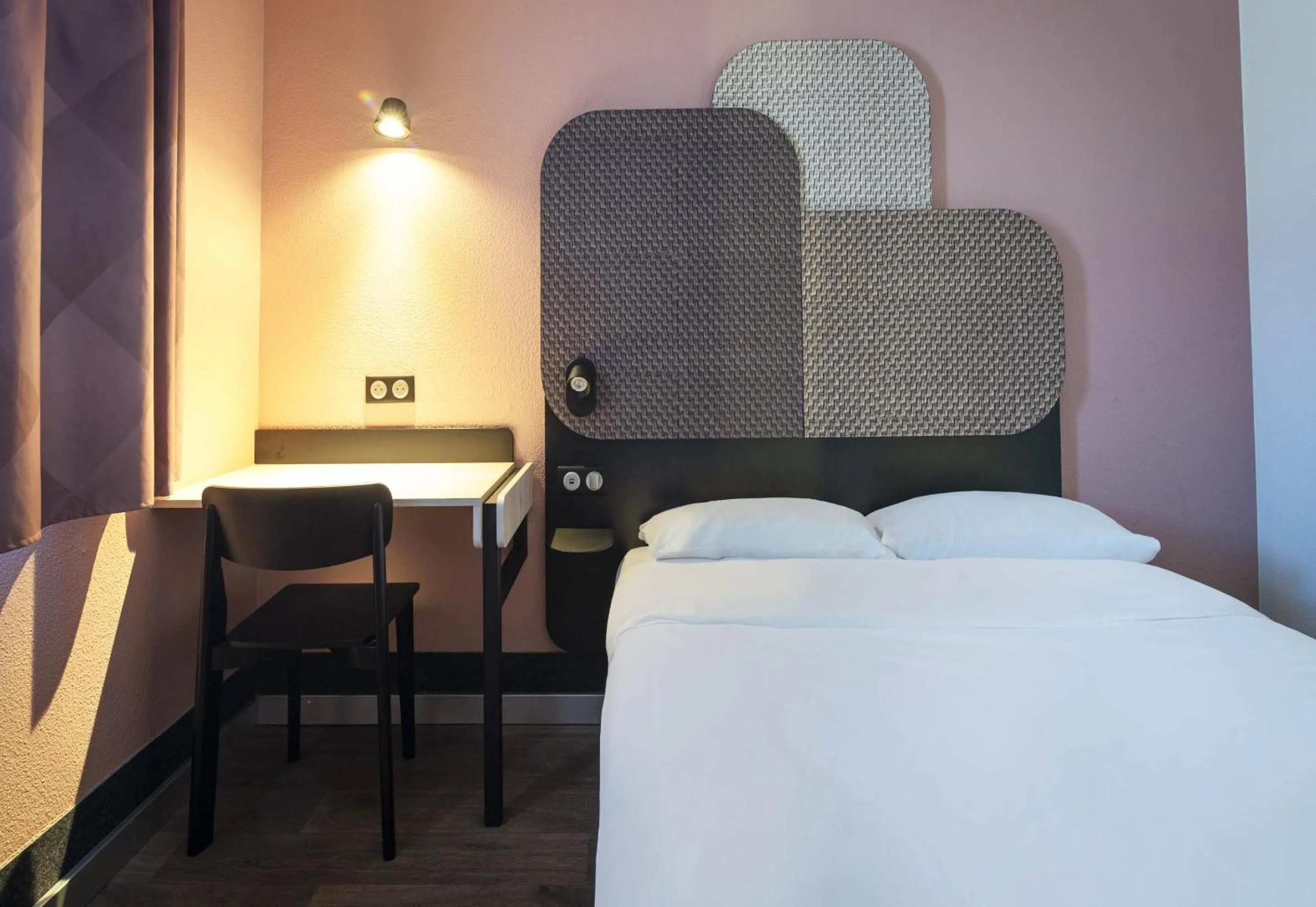 Photo of the whole room, Bed in B&B HOTEL Avignon 1