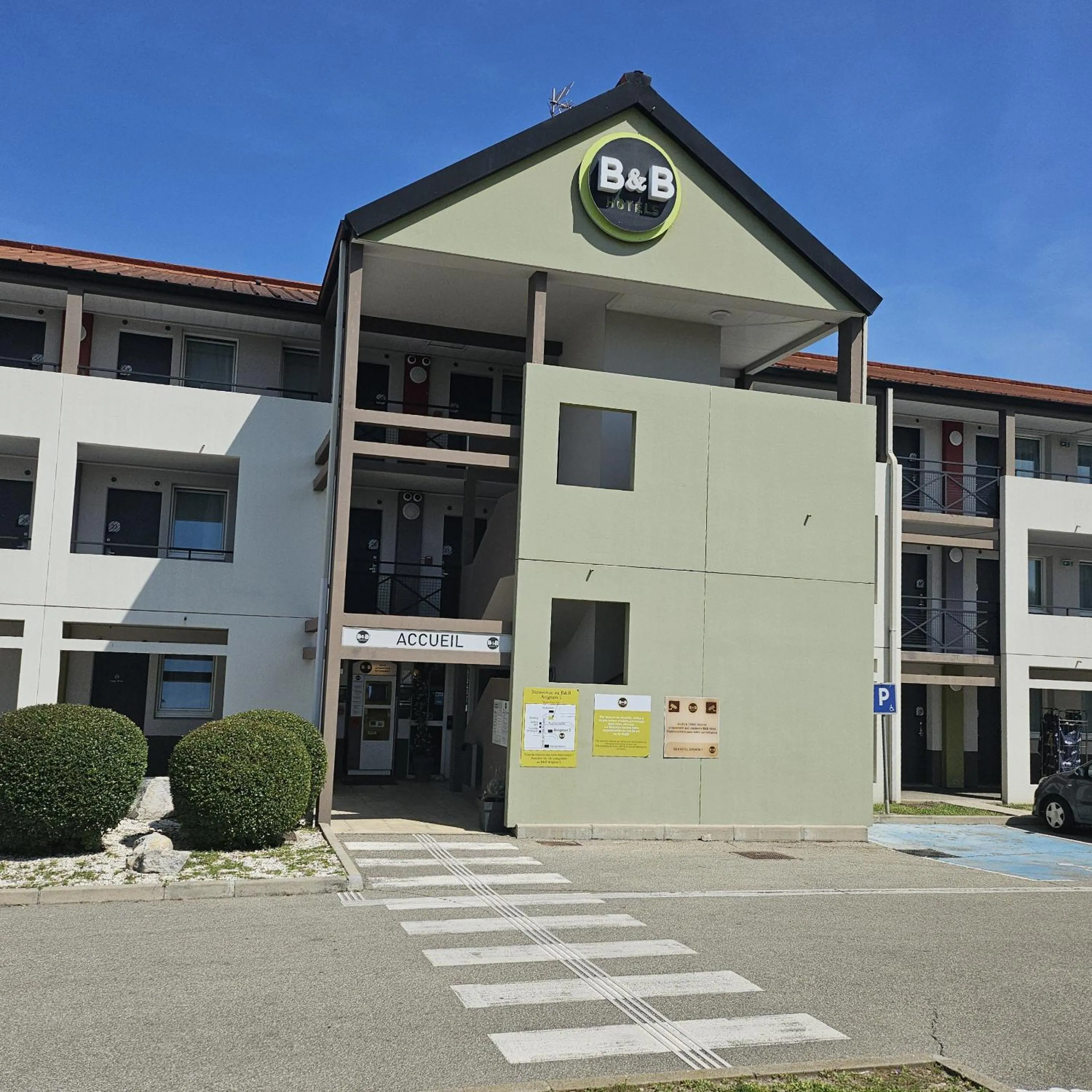 Facade/entrance in B&B HOTEL Avignon 1