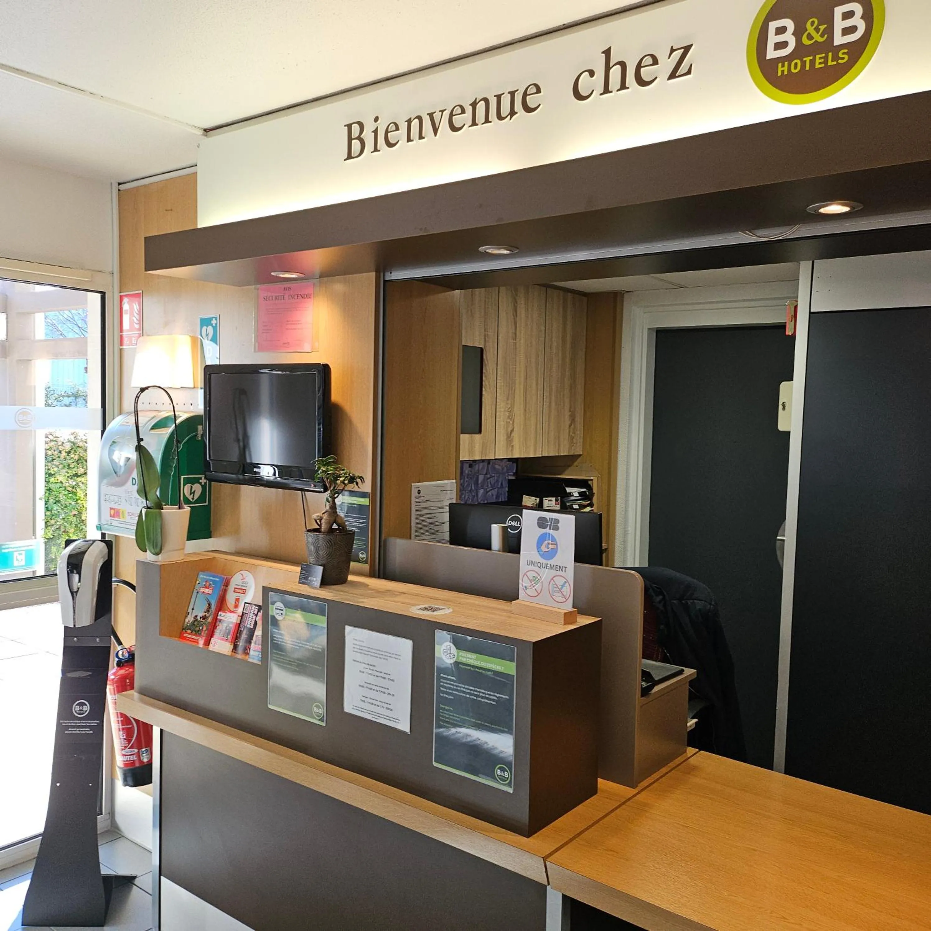 Lobby or reception in B&B HOTEL Avignon 1