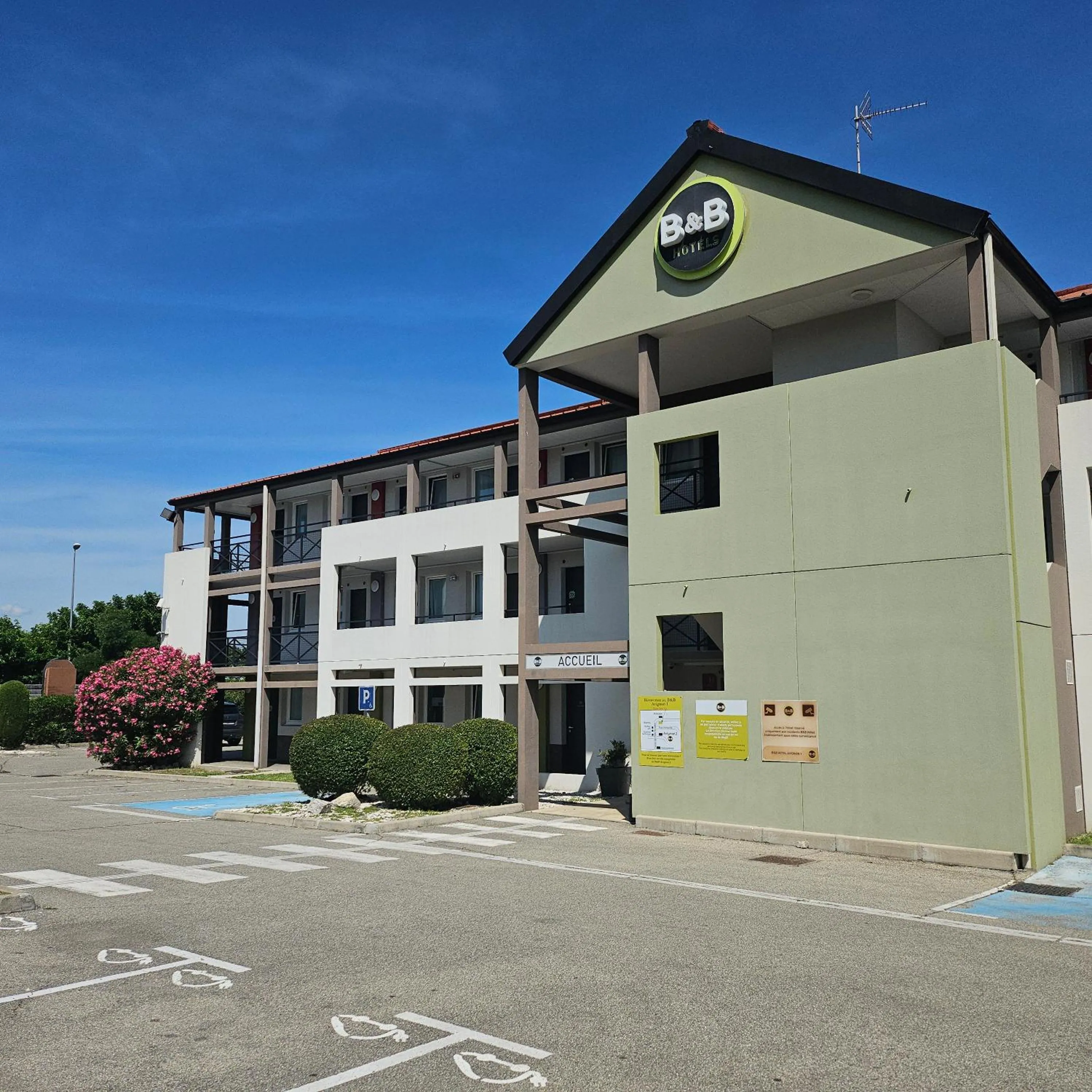 Property building in B&B HOTEL Avignon 1