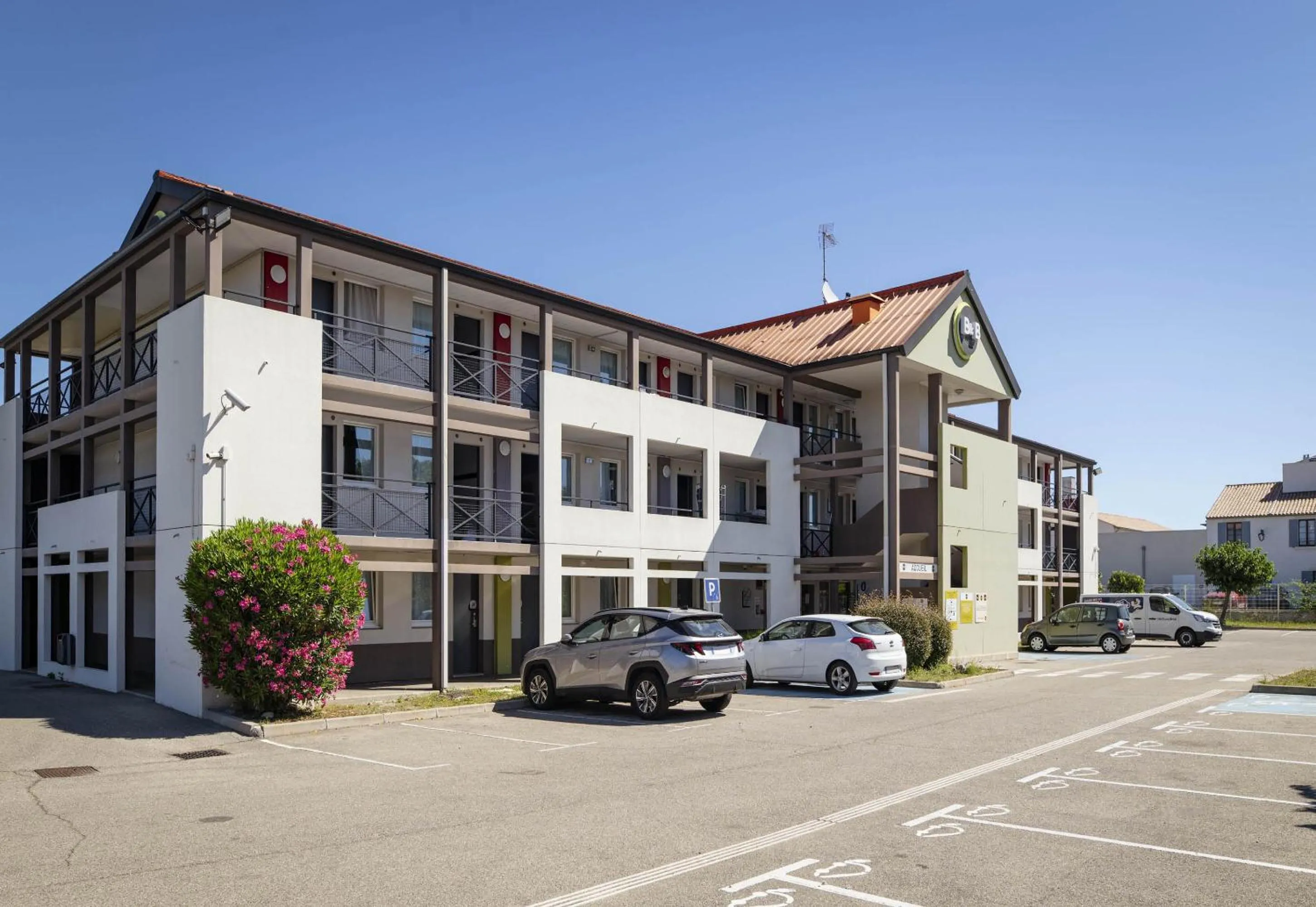 Property building in B&B HOTEL Avignon 1
