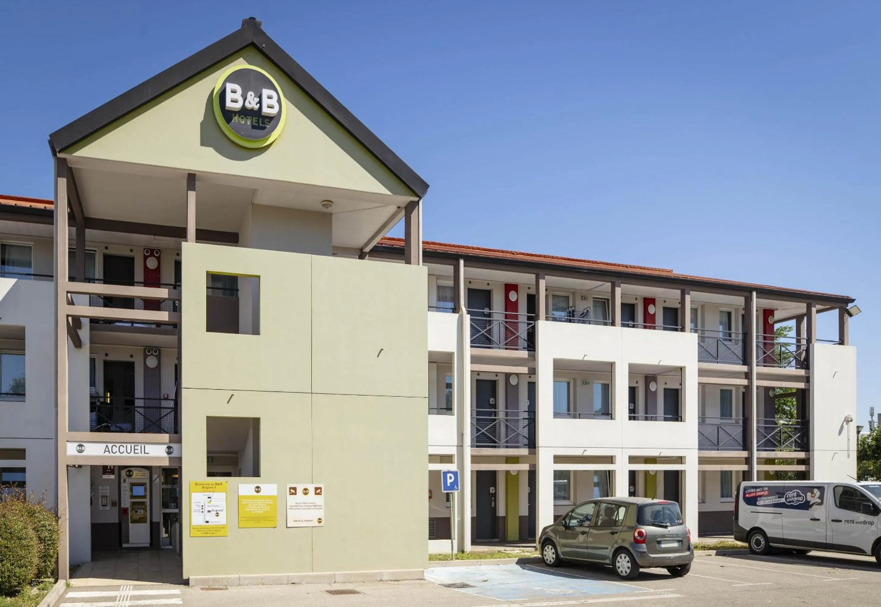 Property building in B&B HOTEL Avignon 1