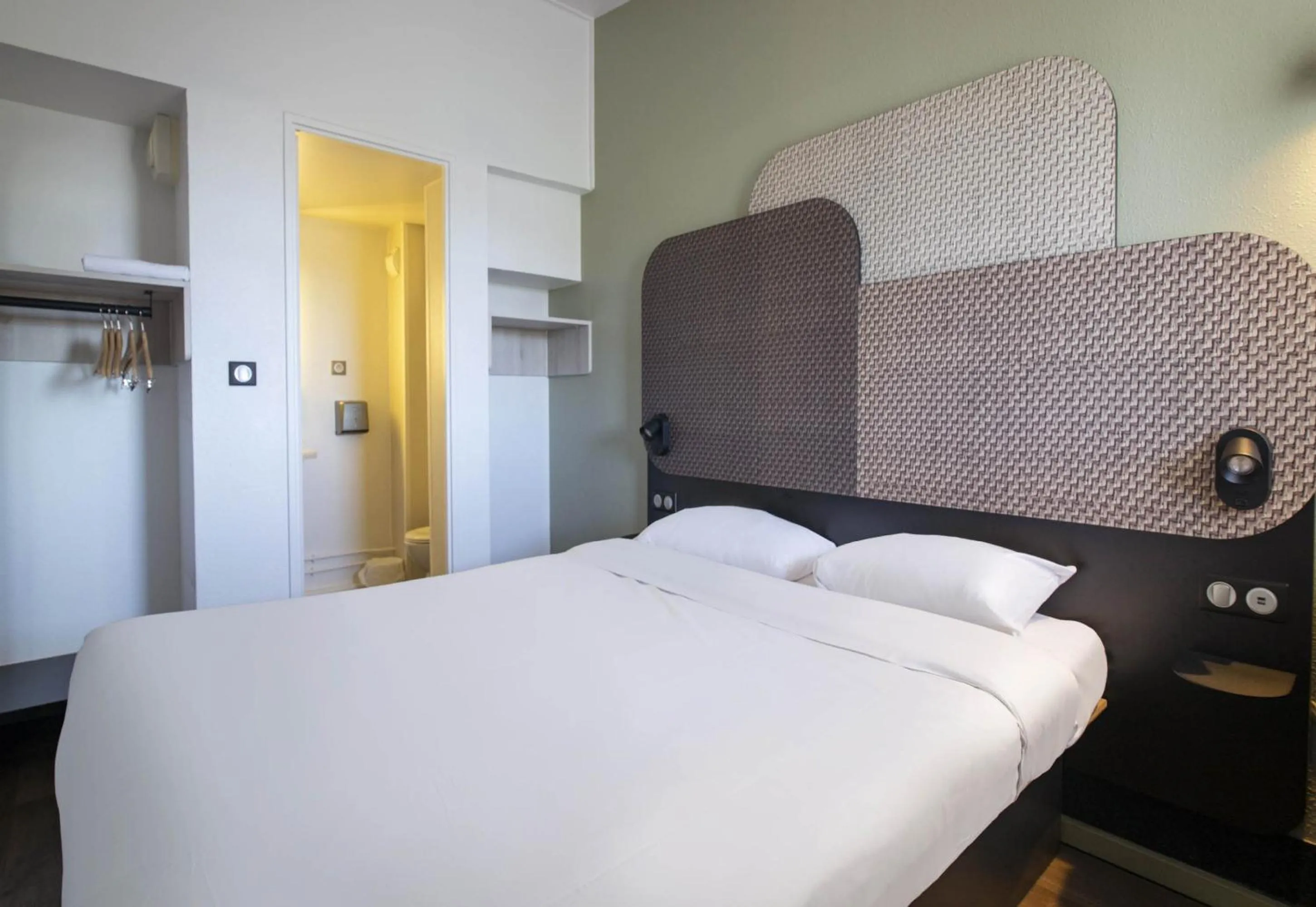 Photo of the whole room, Bed in B&B HOTEL Avignon 1