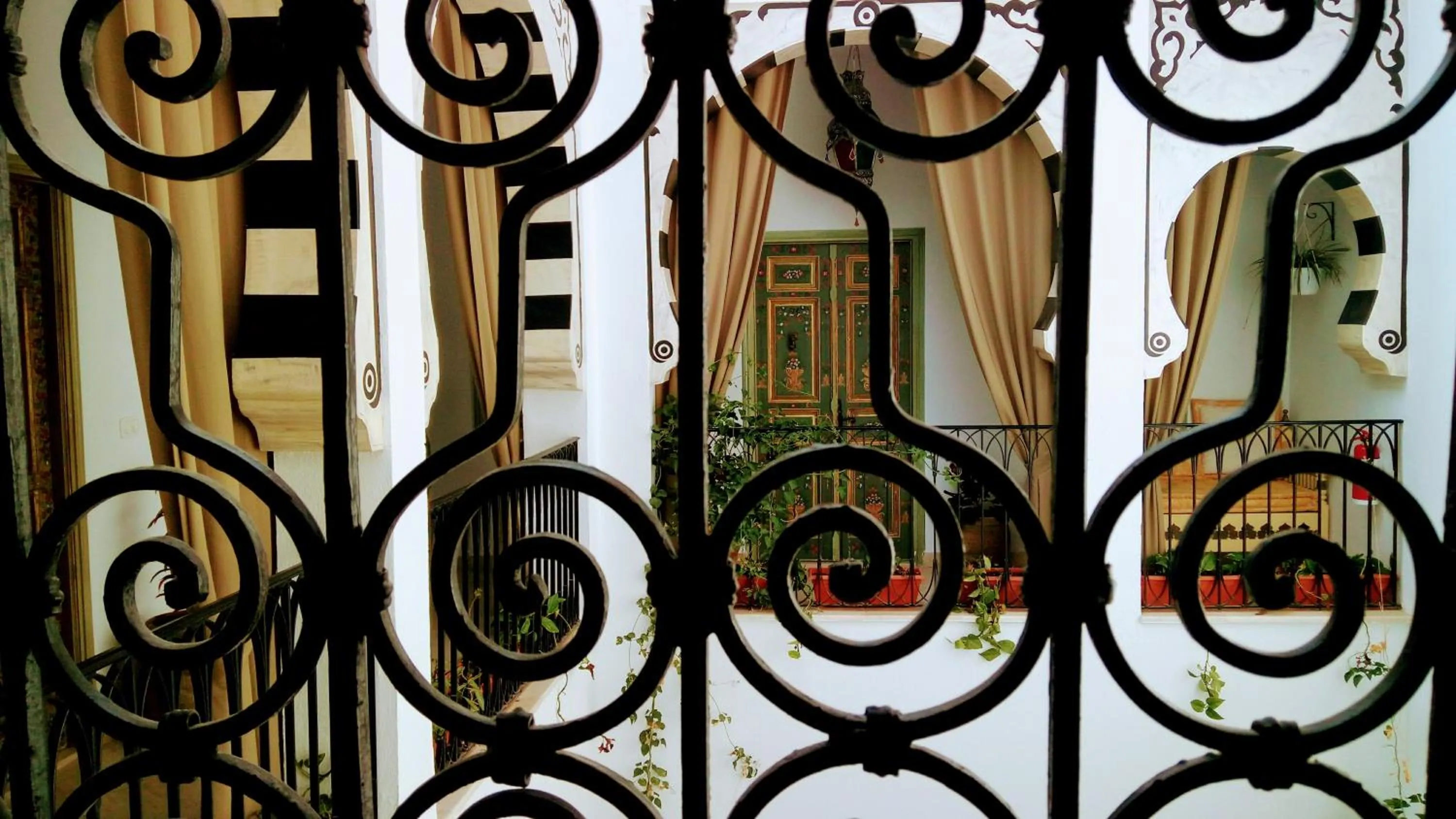 Photo of the whole room in El Patio Courtyard House