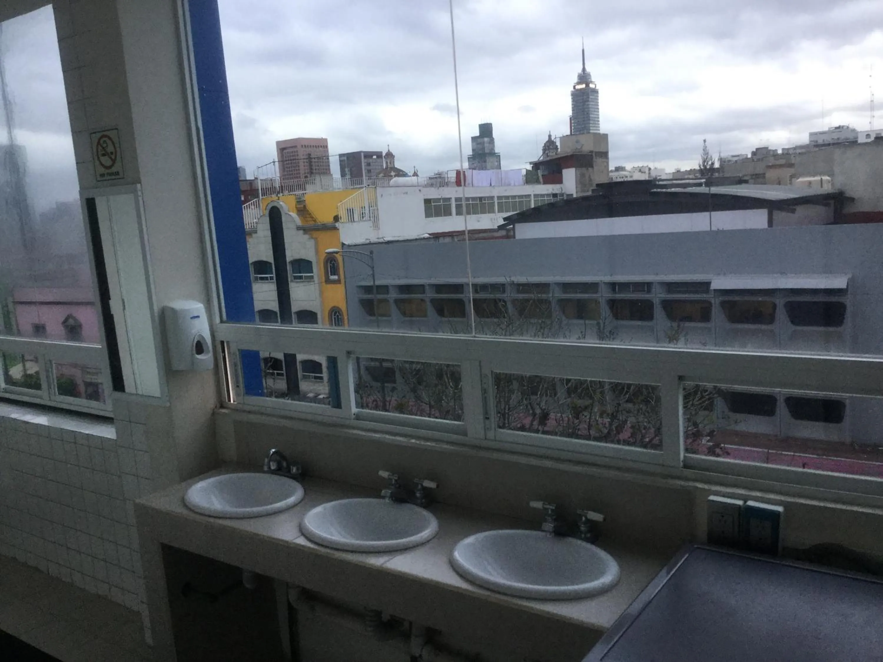 Public Bath in Hostal Ciudad de Mexico