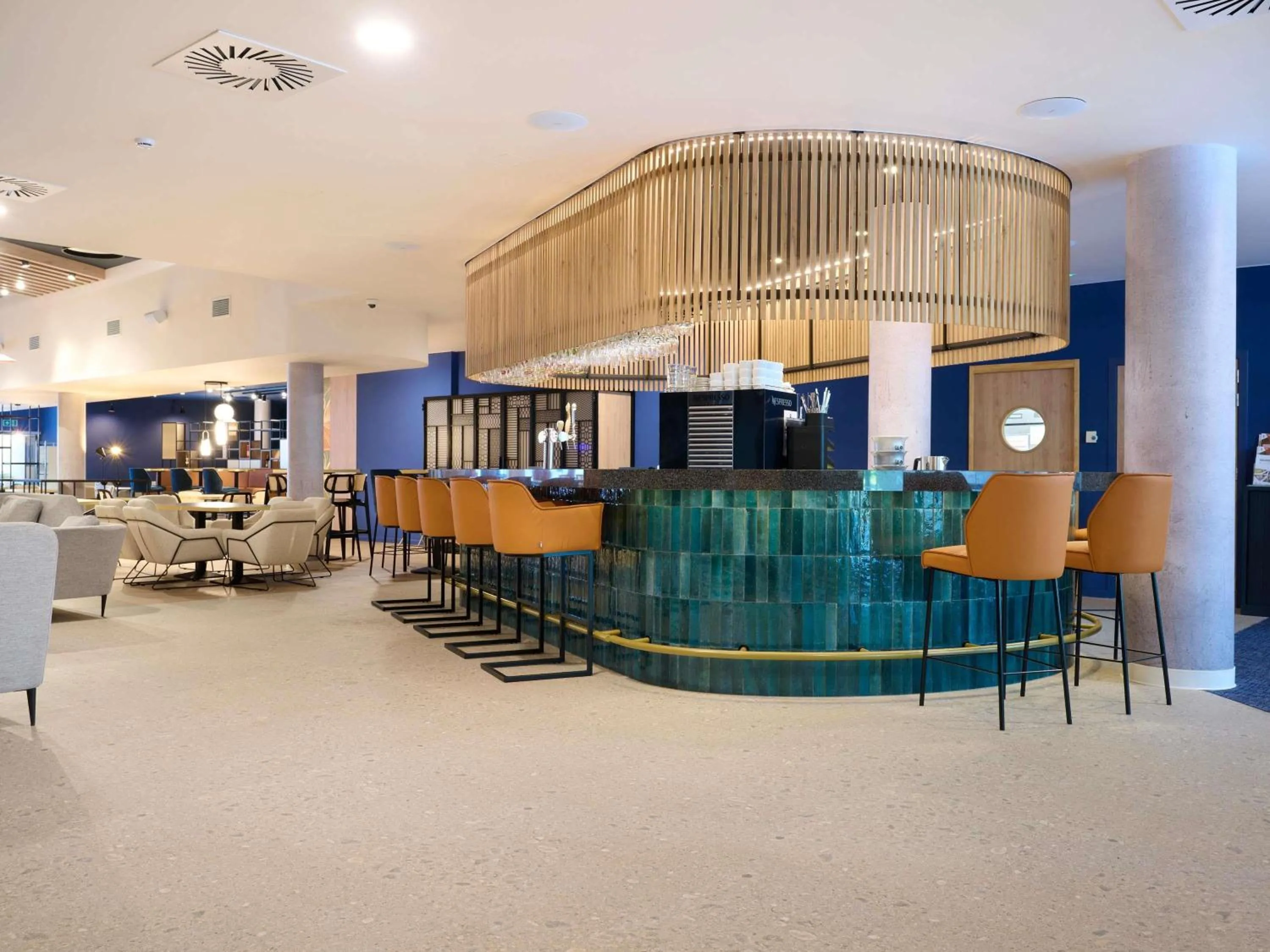 Lounge or bar in Novotel Ieper Centrum
