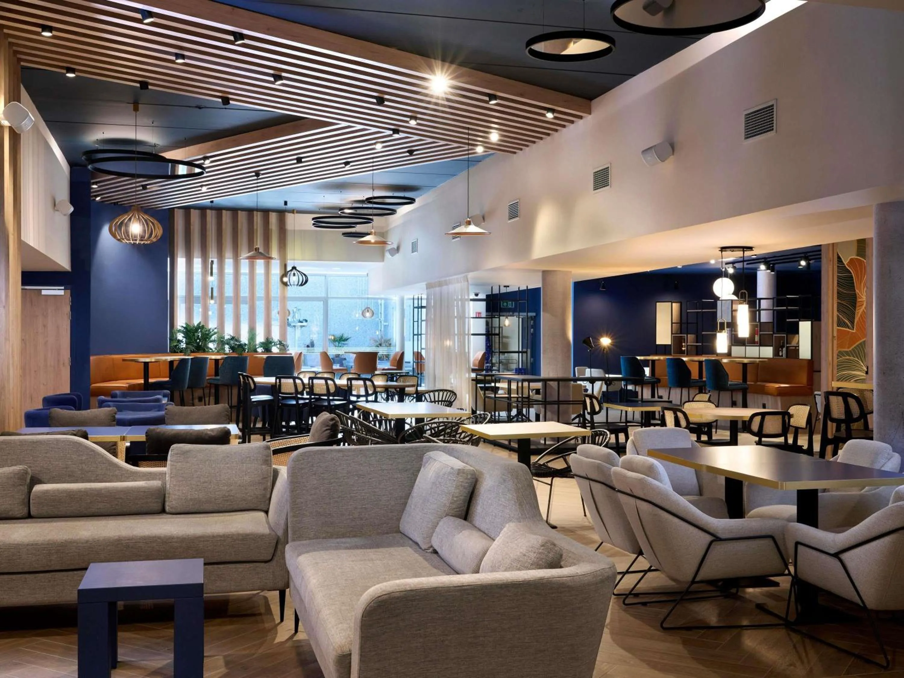 Lounge or bar in Novotel Ieper Centrum