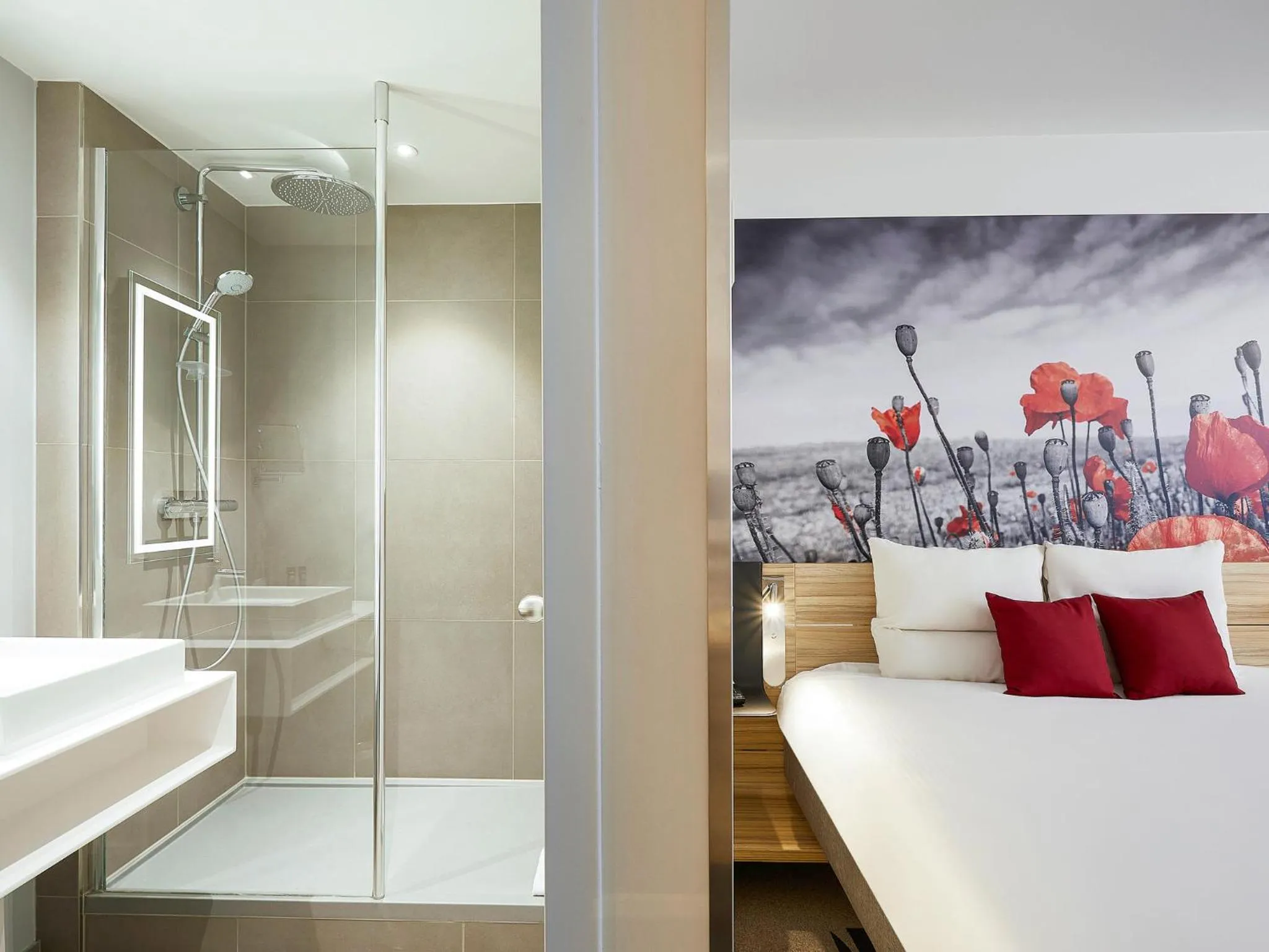 Photo of the whole room, Bed in Novotel Ieper Centrum