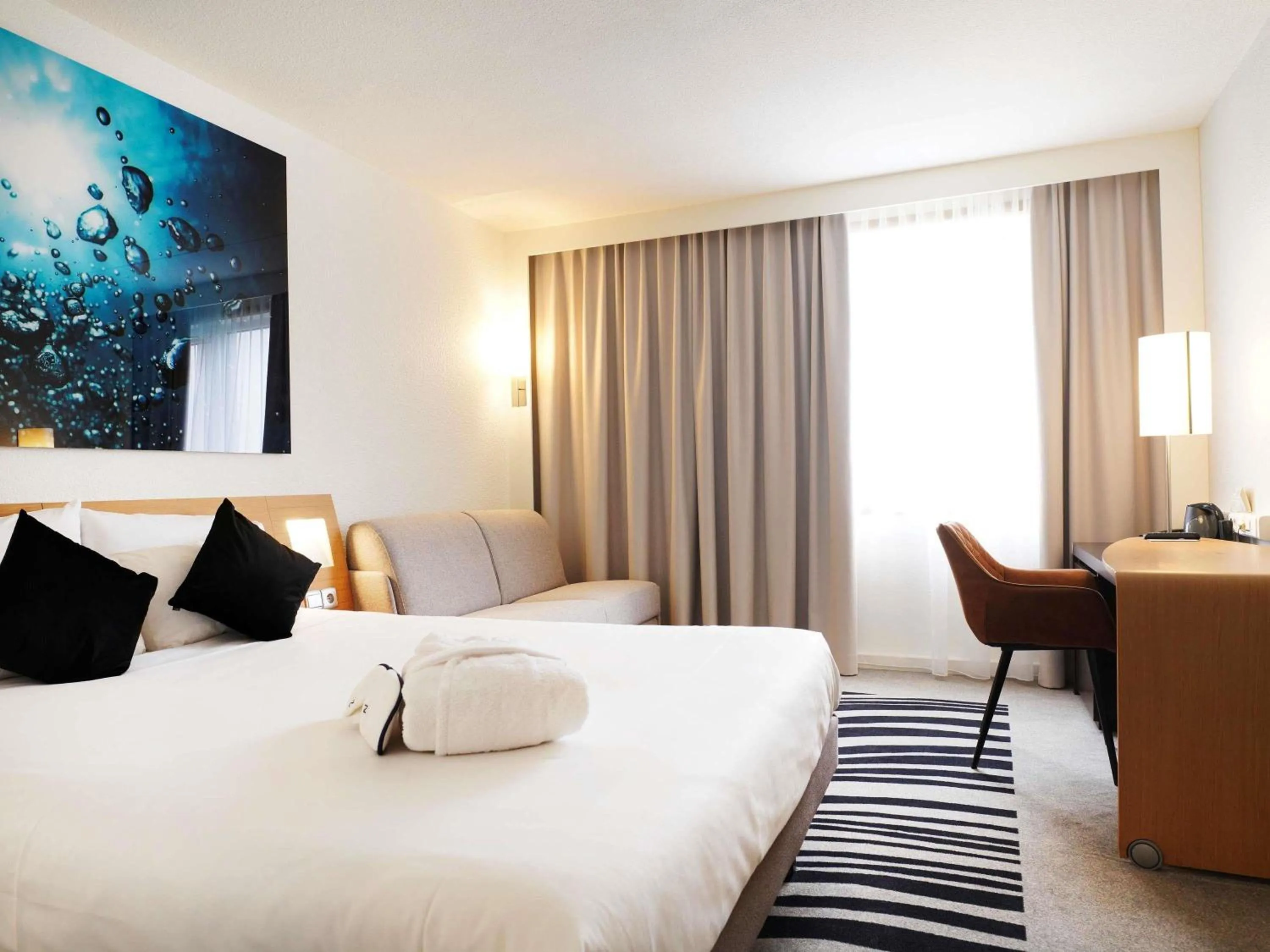 Bedroom, Bed in Novotel Antwerpen - Ekeren